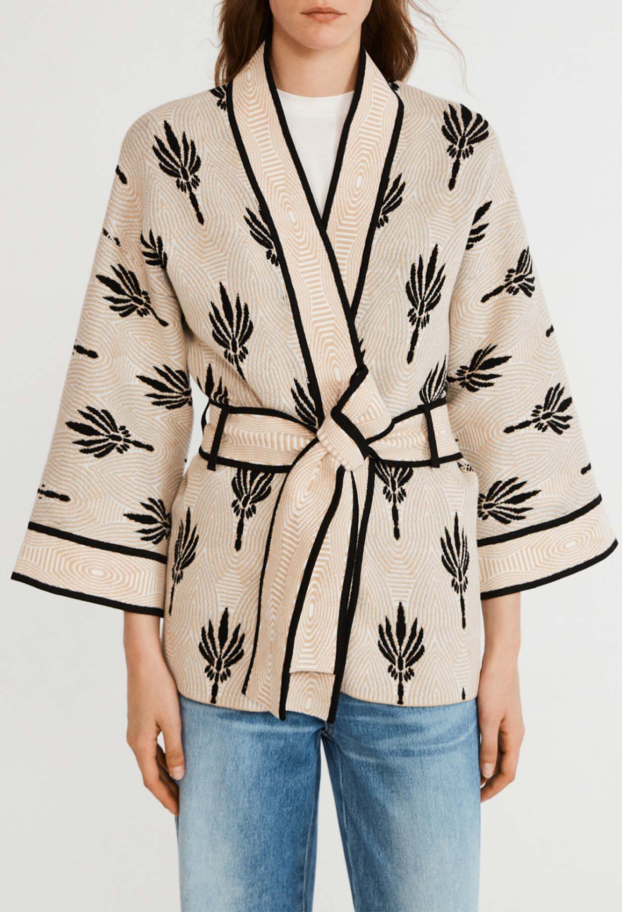 Long-sleeved lightweight jacket
