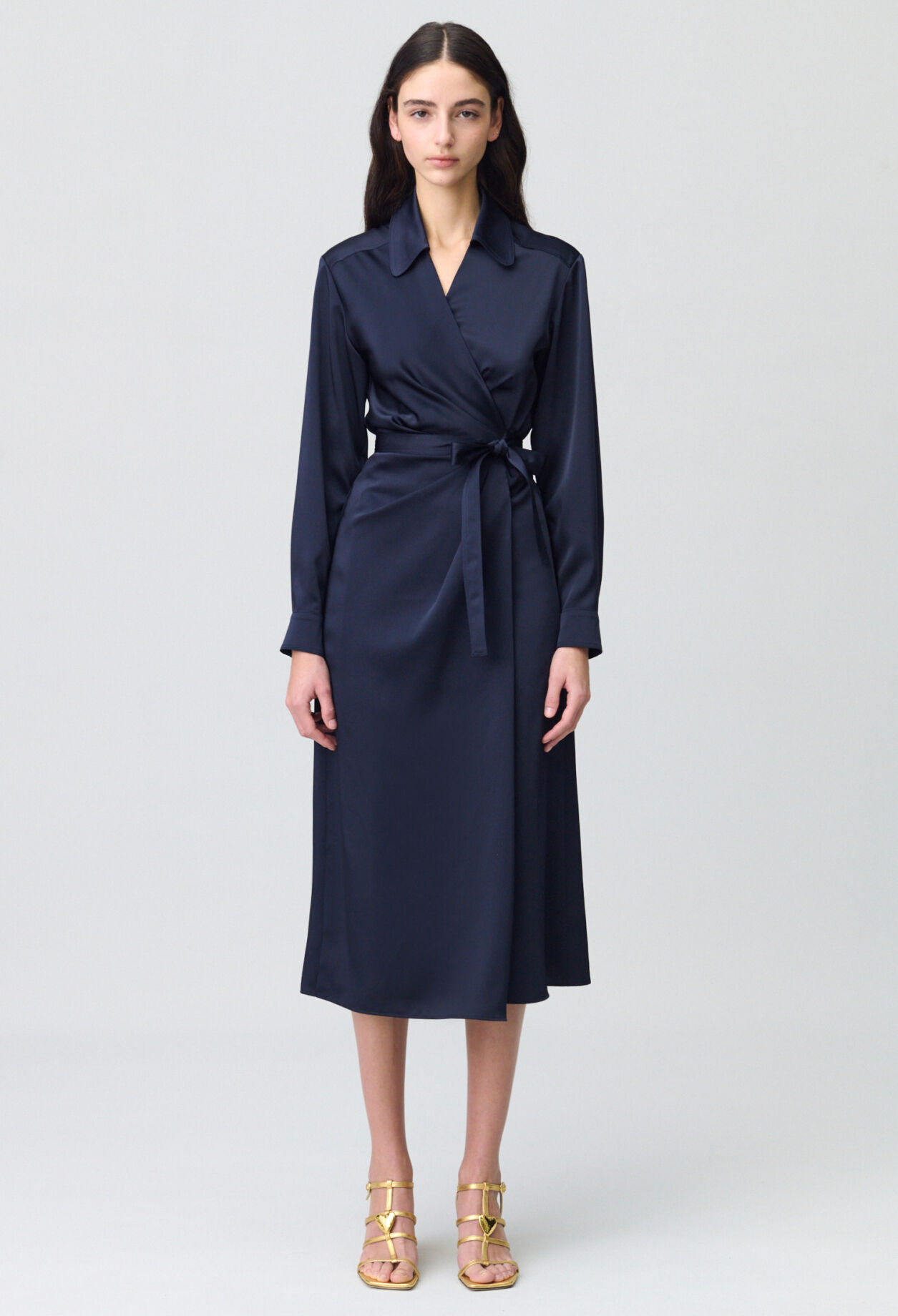 Robe satinée mi-longue portefeuille