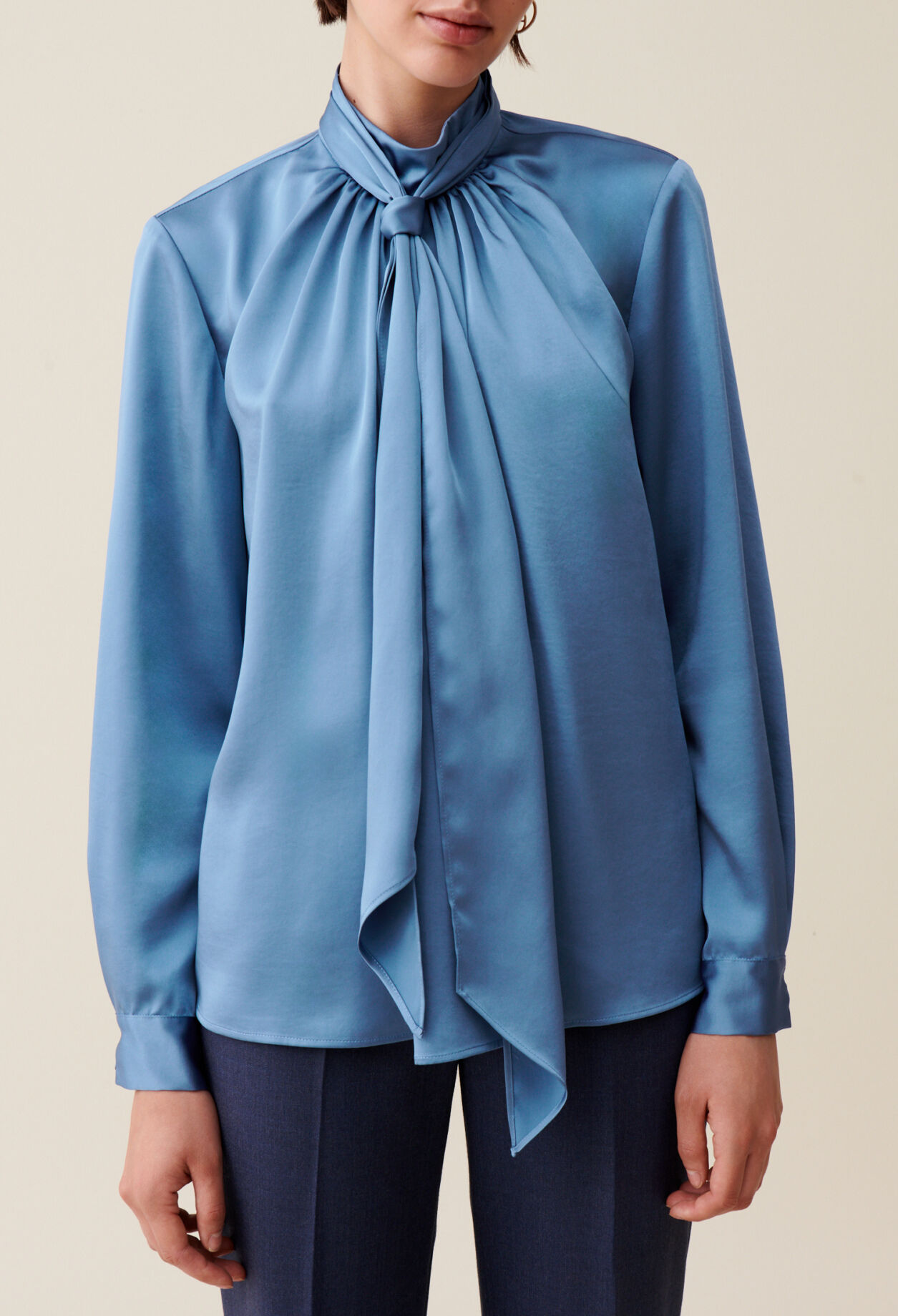 Flowy blouse lavallière neckline