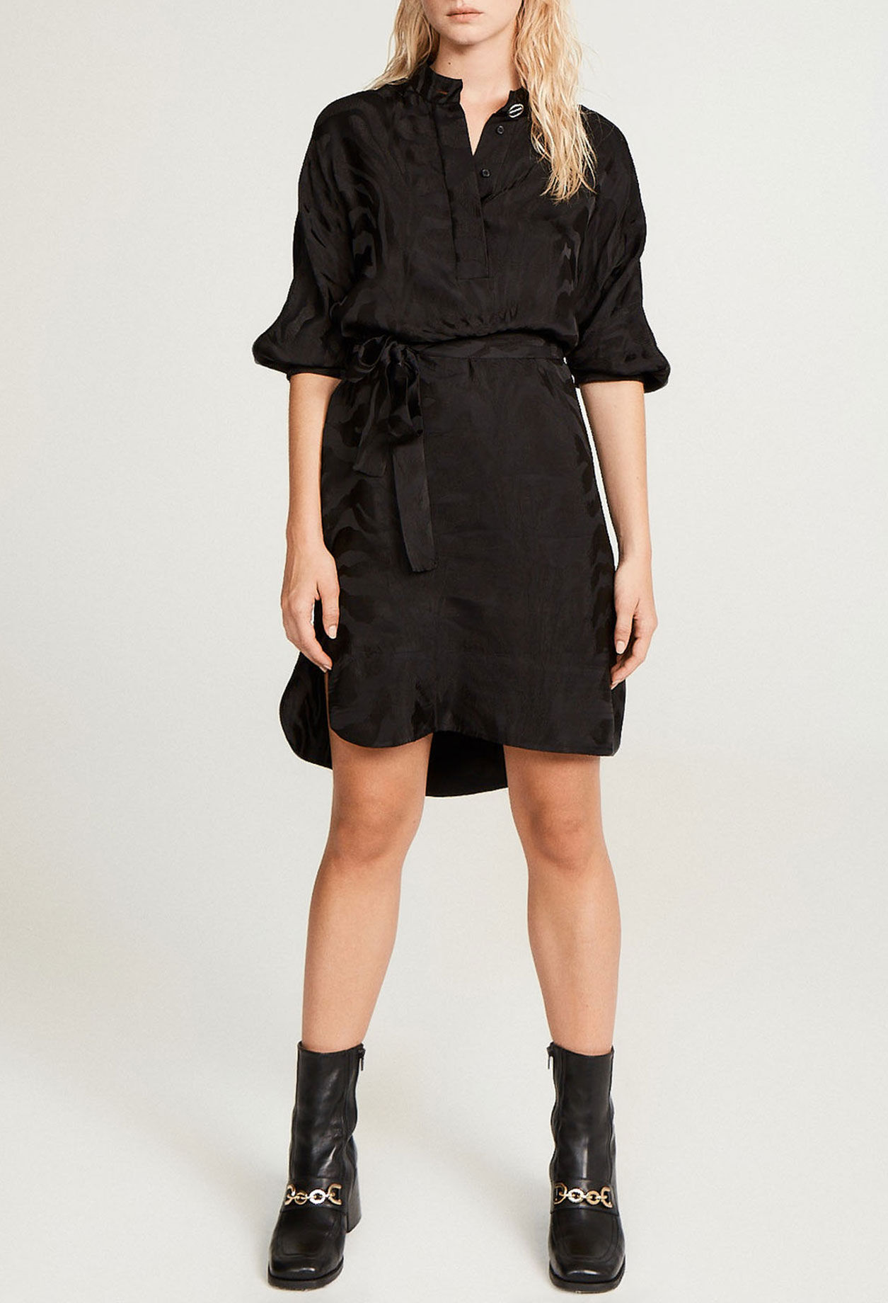 Robe noire satinée