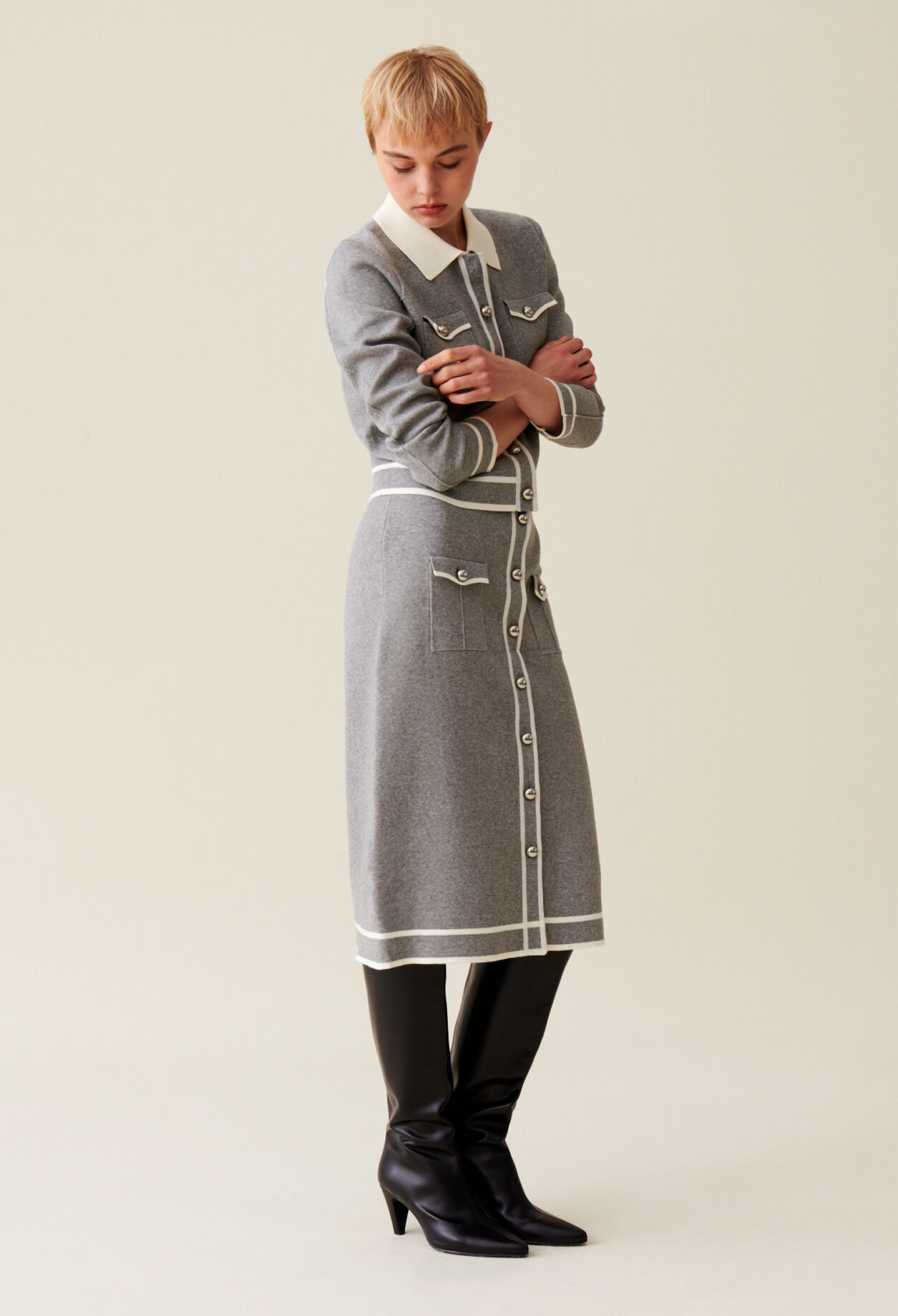 Mid length grey knit skirt