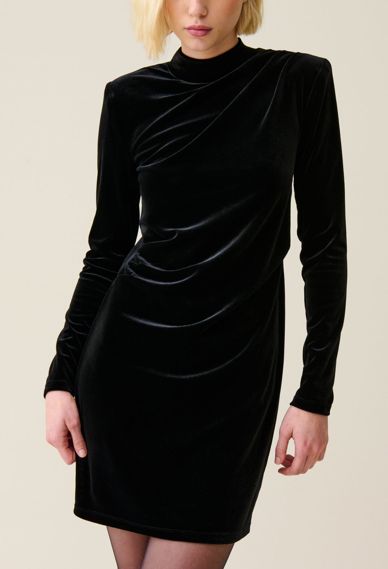 Robe courte cintree velours noir