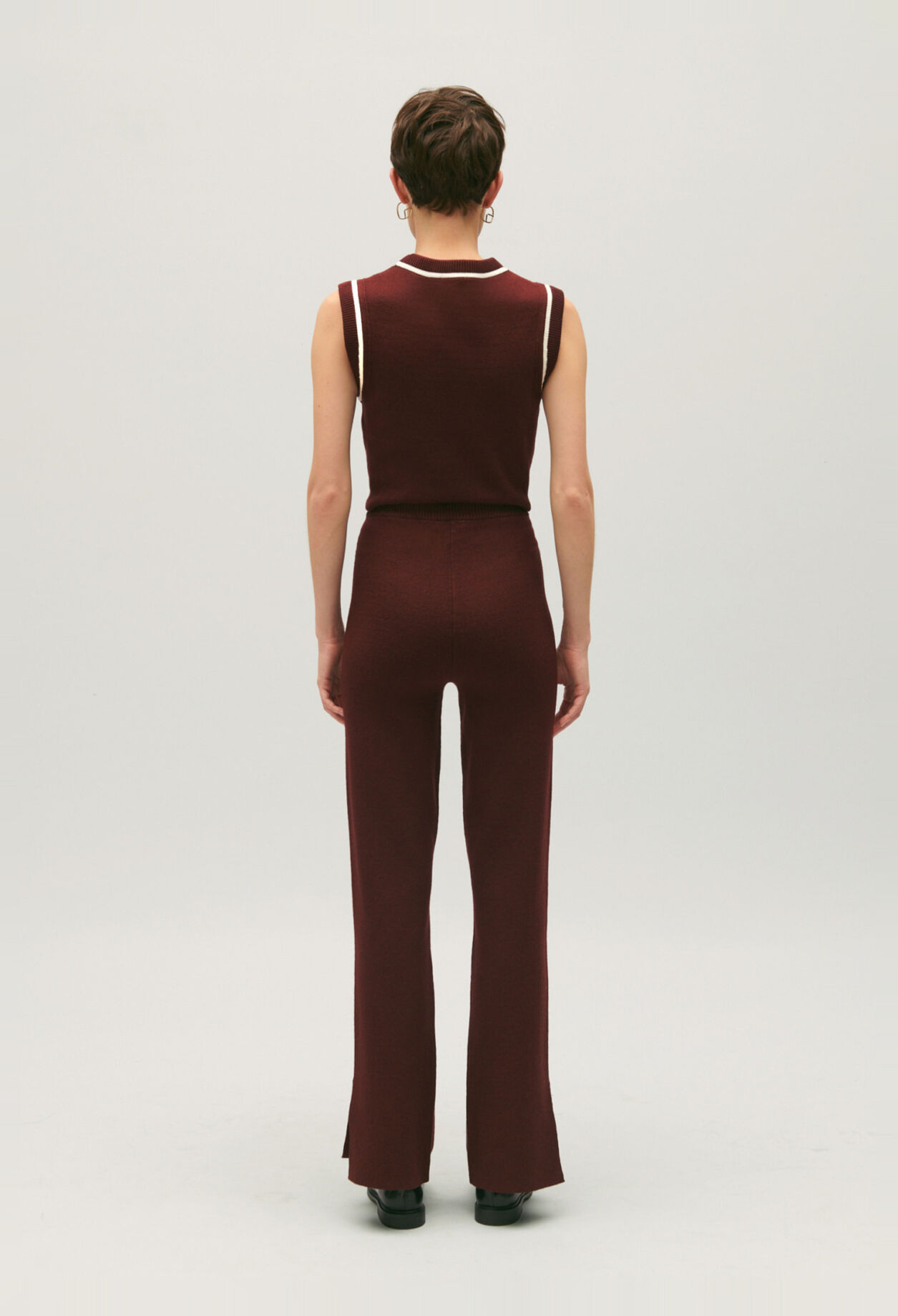 Straight cut trousers slits