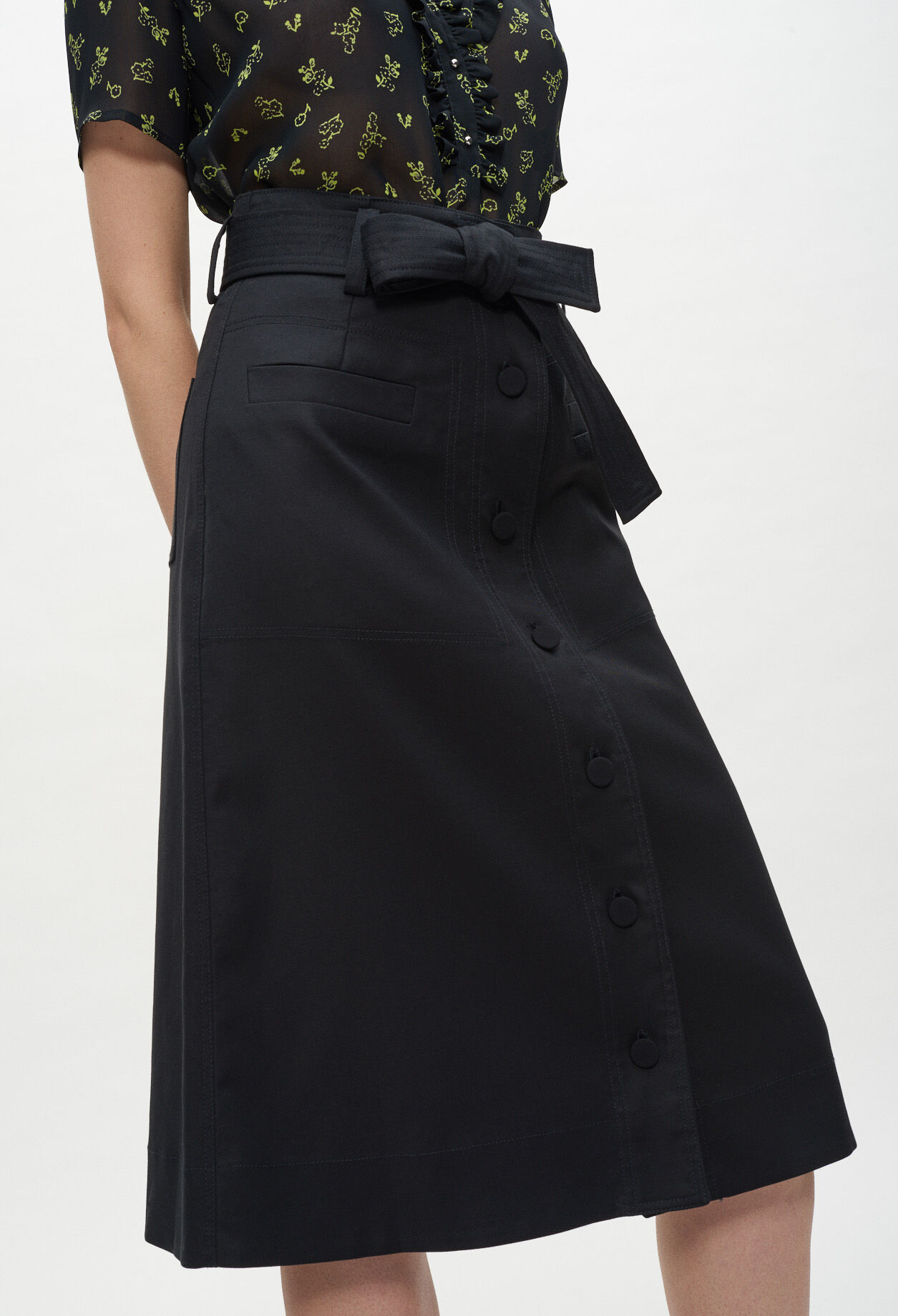 Buttoned midi skirt with ties
