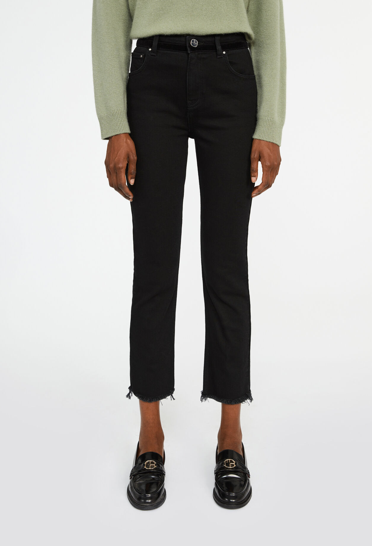 Straight jeans with raw edges