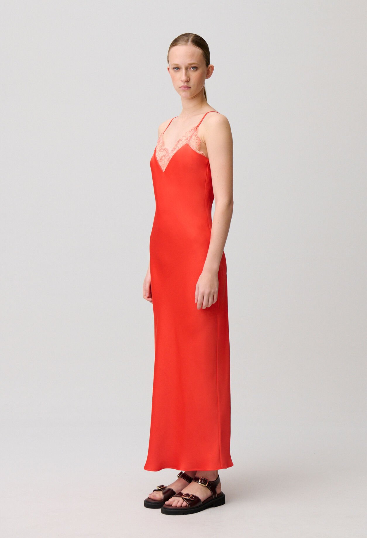 Robe fluide satin&eacute;e dentelle