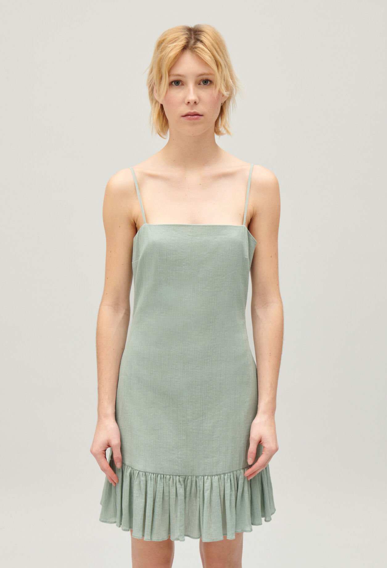 Robe courte volantée amande