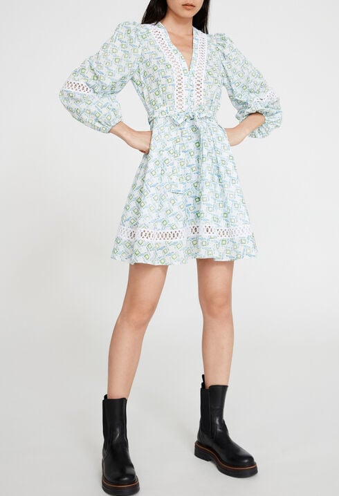 Robe imprimée bleue à galons de dentelle