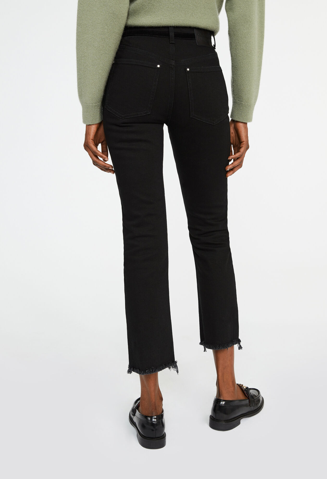 Straight jeans with raw edges