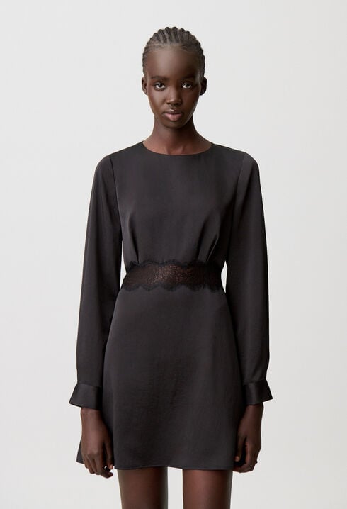 Robe courte fluide satinée