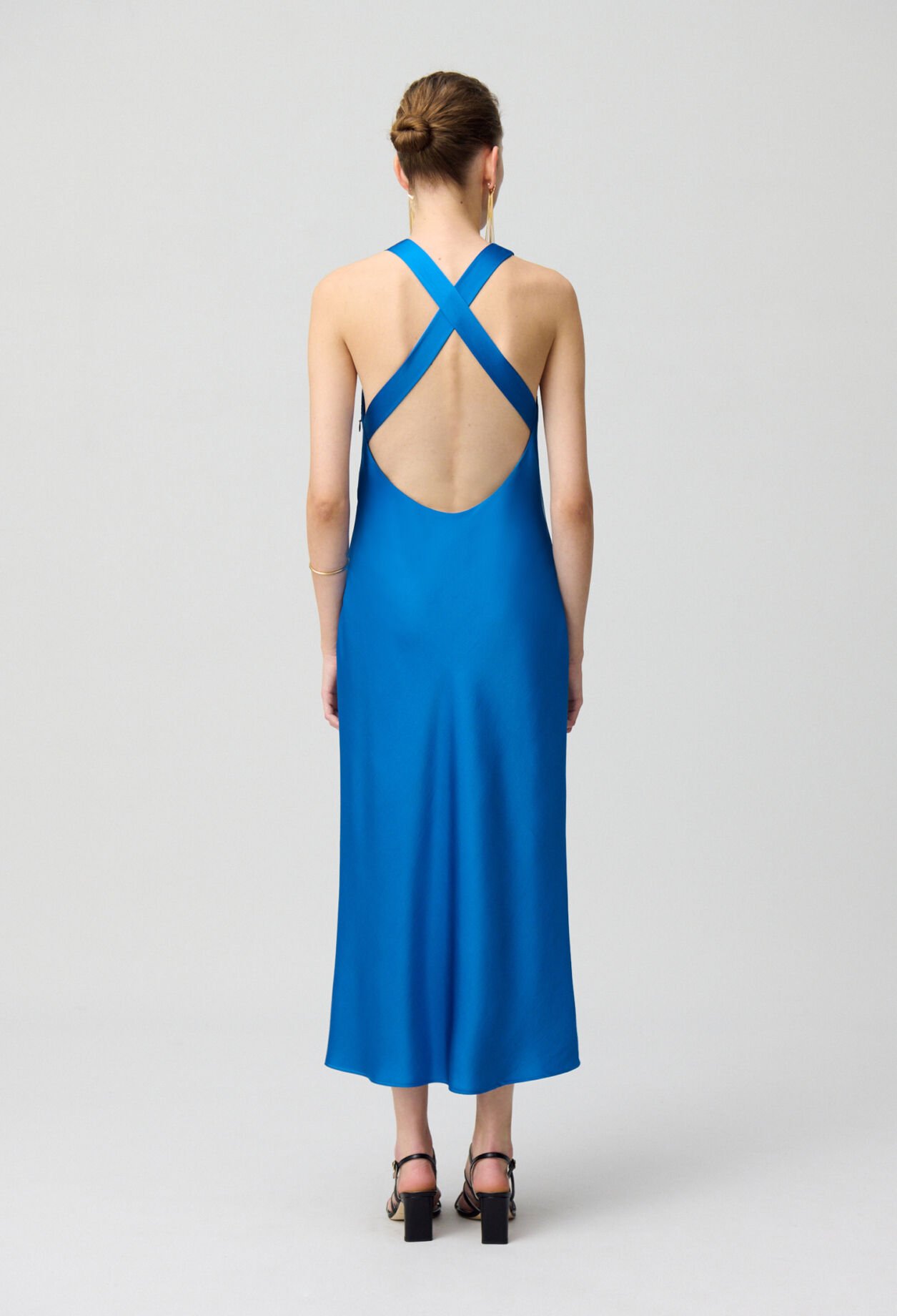 Robe longue satinée dos nu
