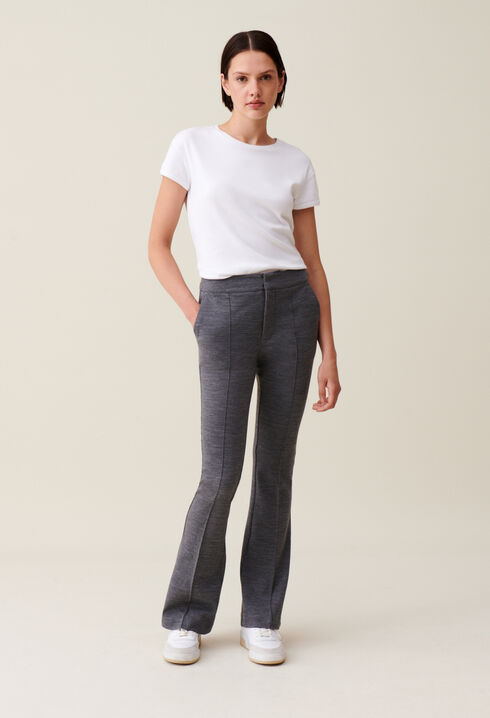 Pantalon flare près du corps gris