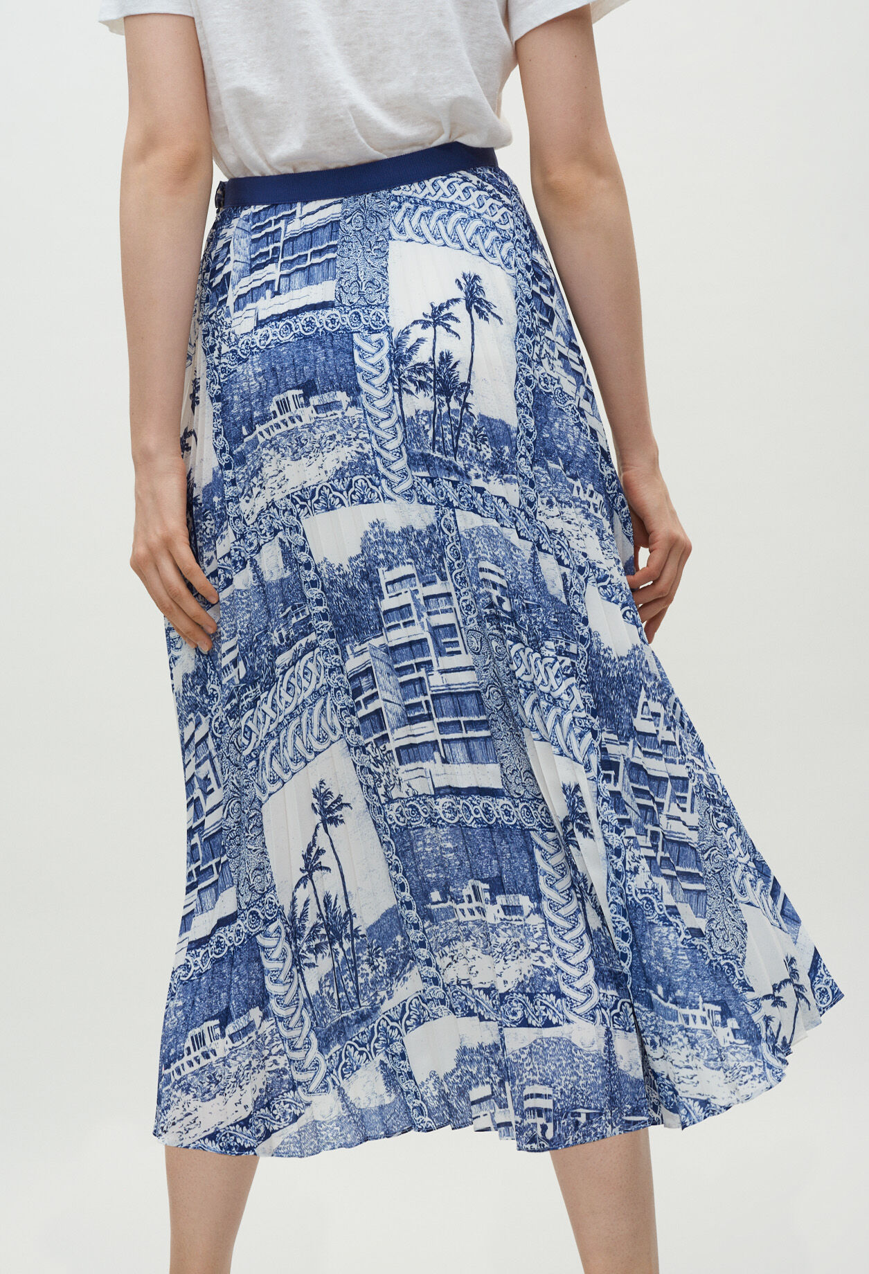 Long pleated skirt