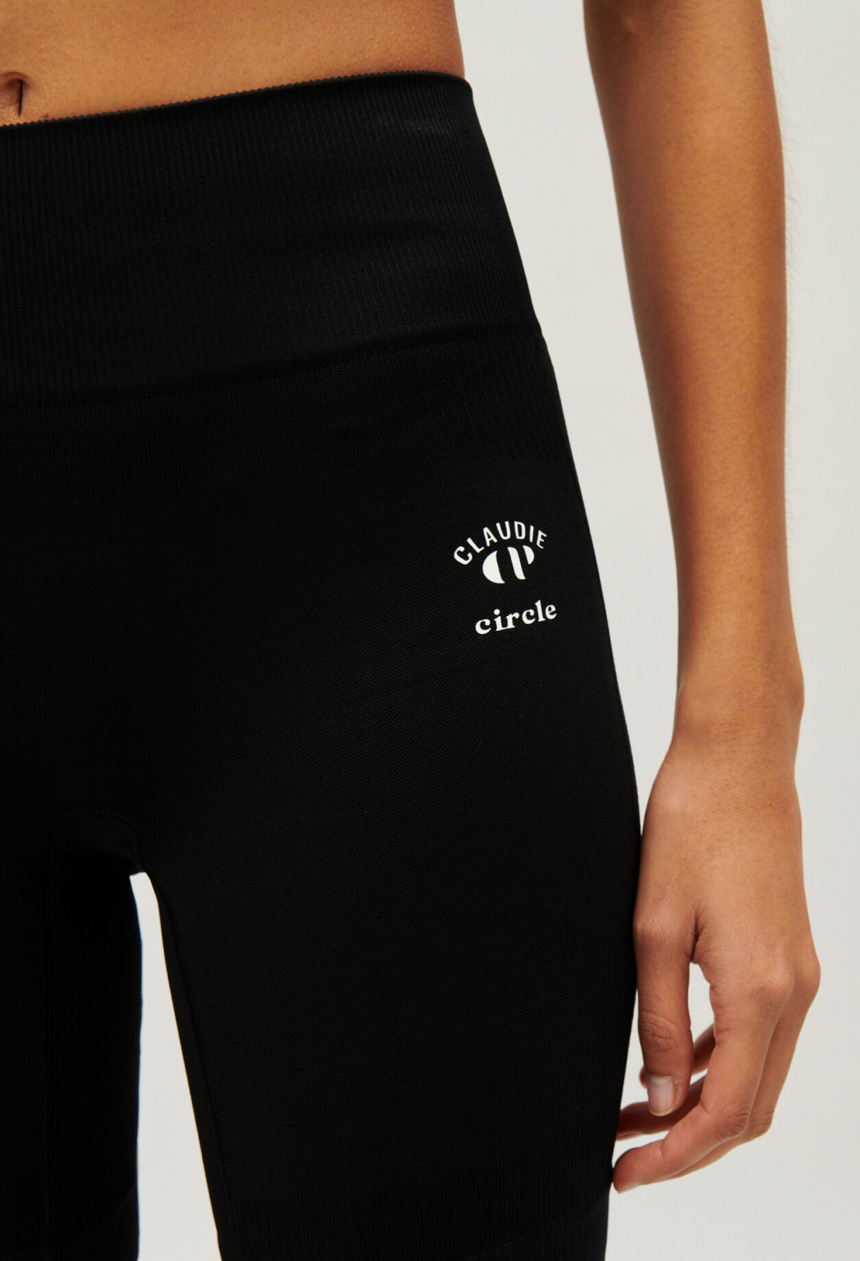 Cycliste de sport noir Claudie x Circle