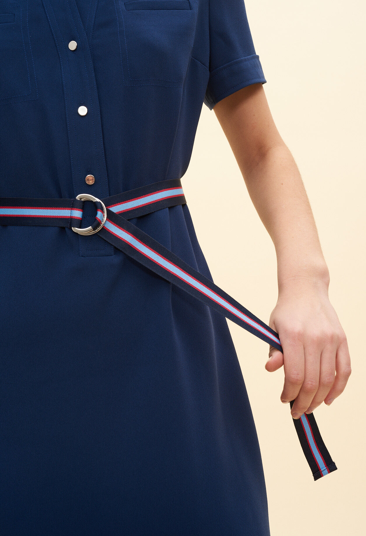 Robe courte ceinturée