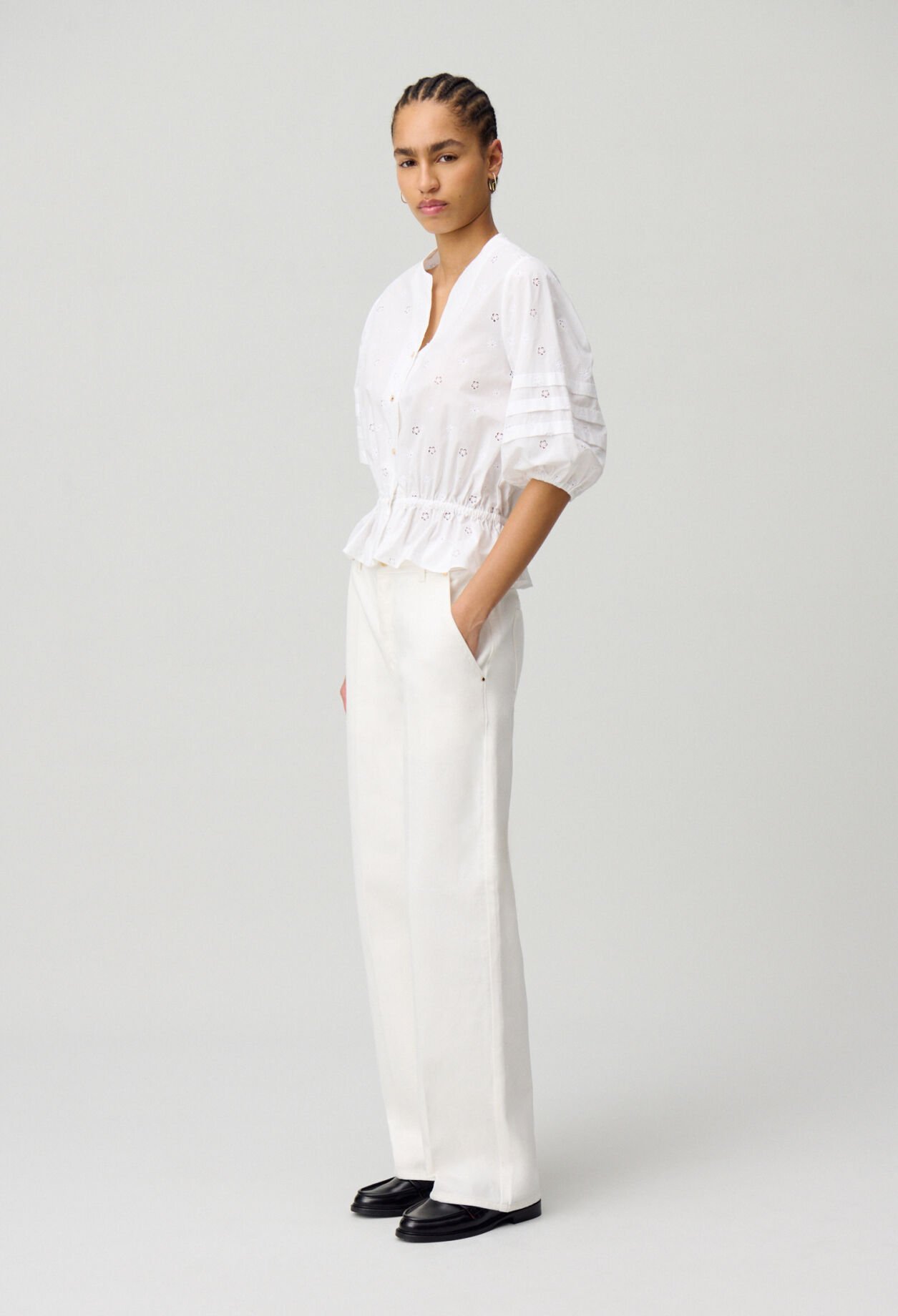 Chemise élastiquée brodée