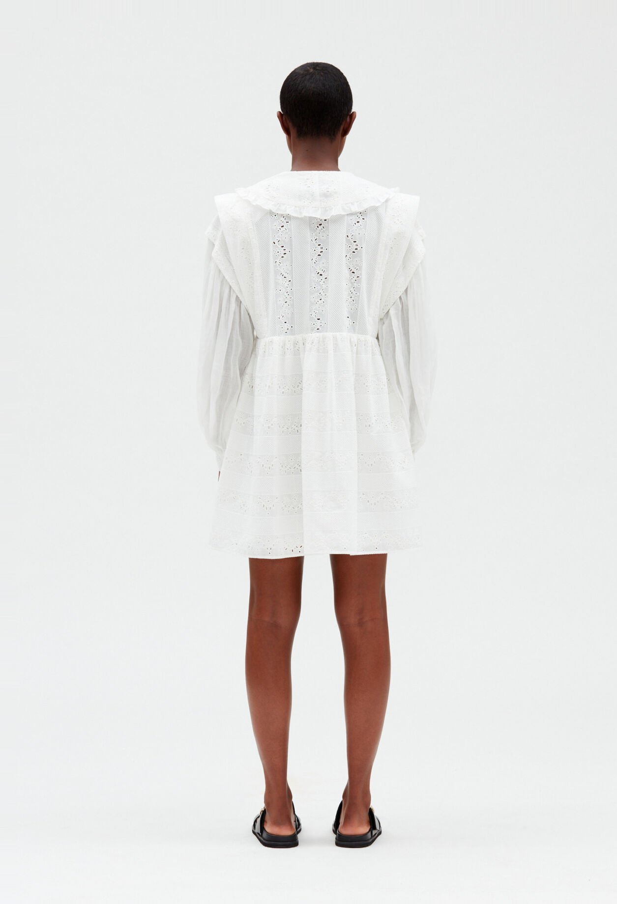 Robe courte babydoll brodée blanc