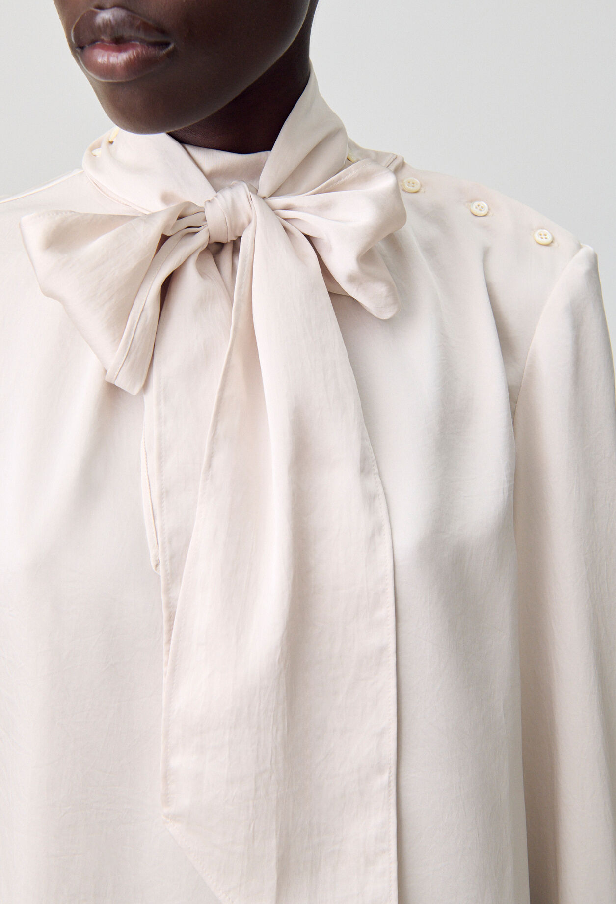 Blouse fluide col lavallière