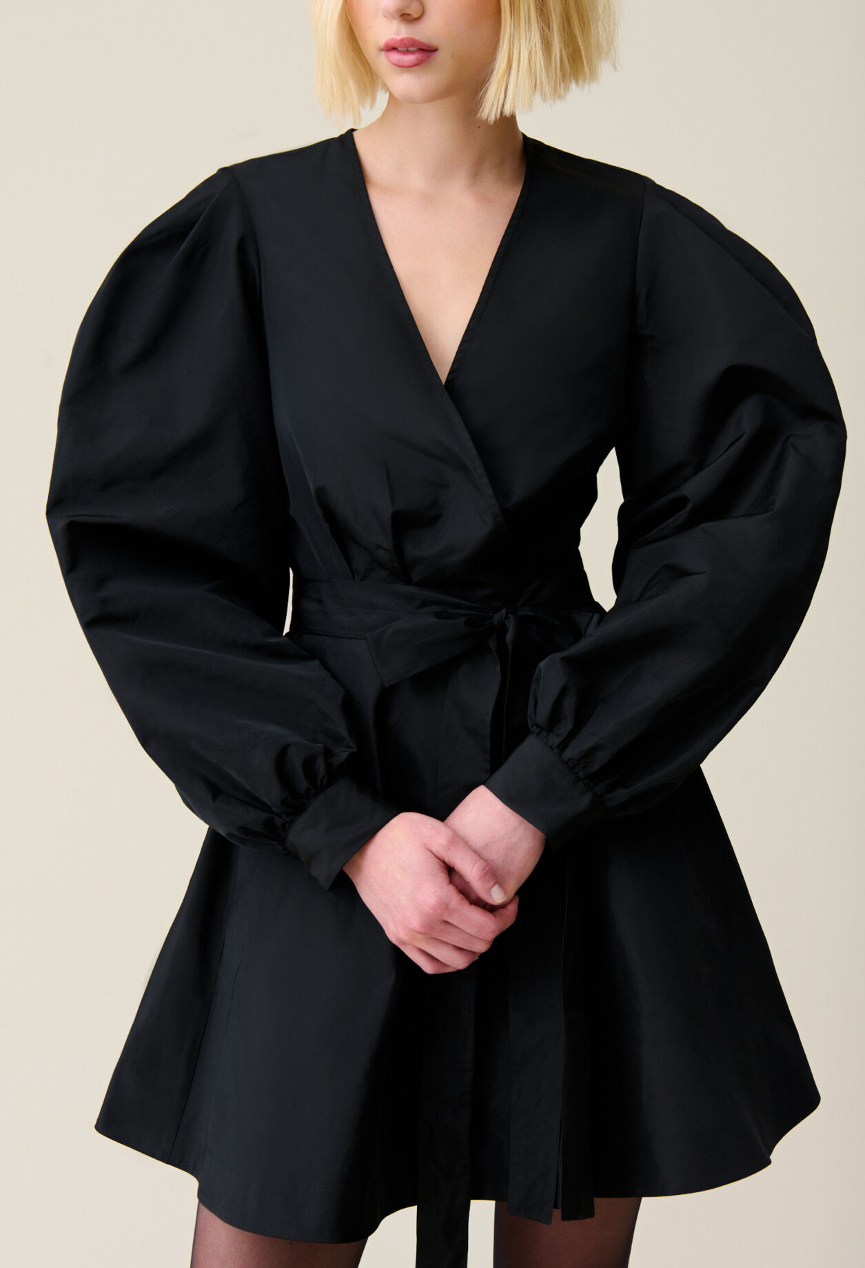 Robe courte manches ballons noire