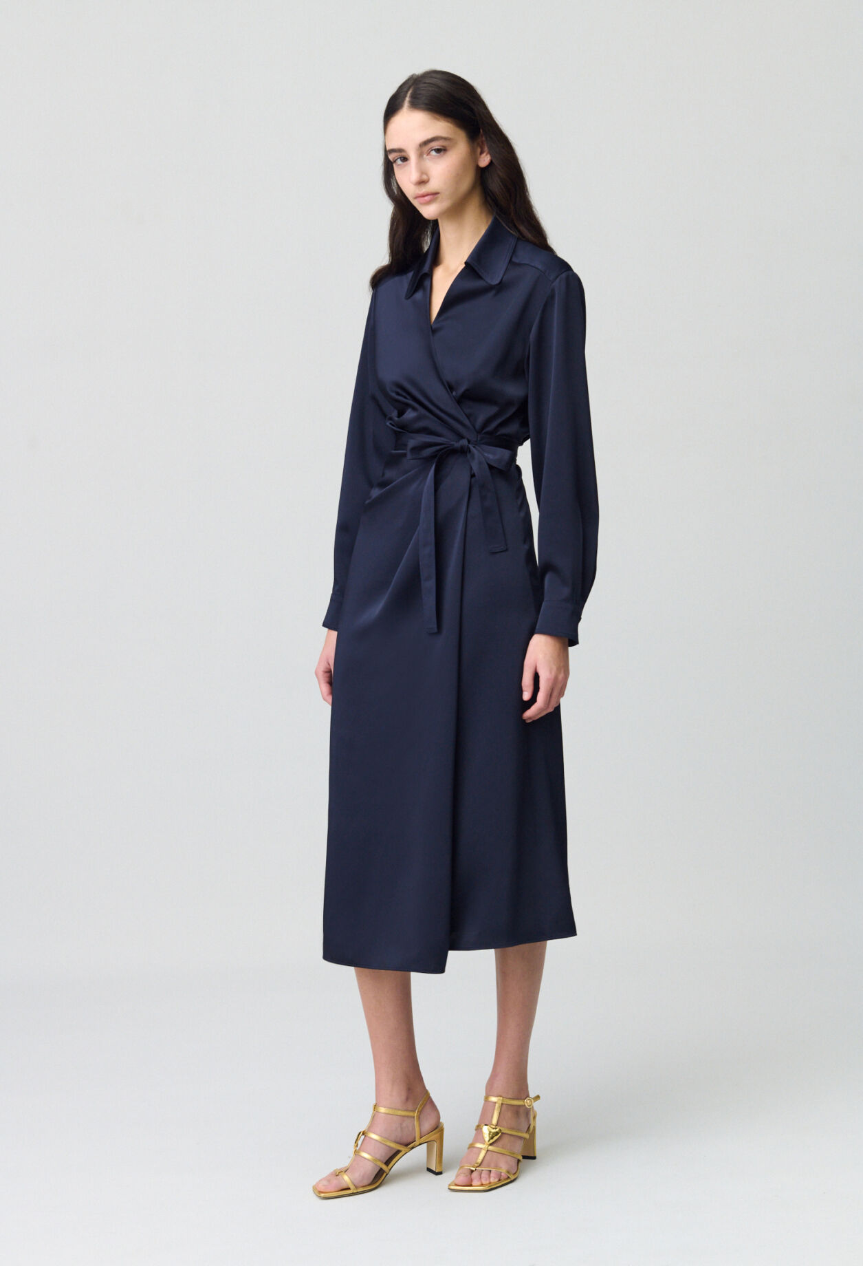 Robe satinée mi-longue portefeuille