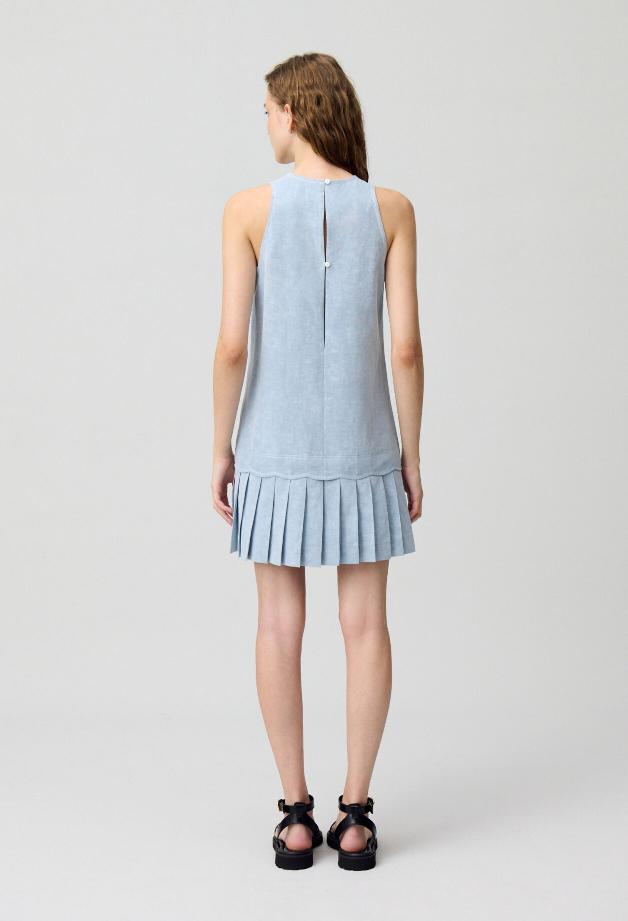 Robe courte sans manches