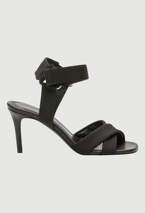 Technical court shoes with straps