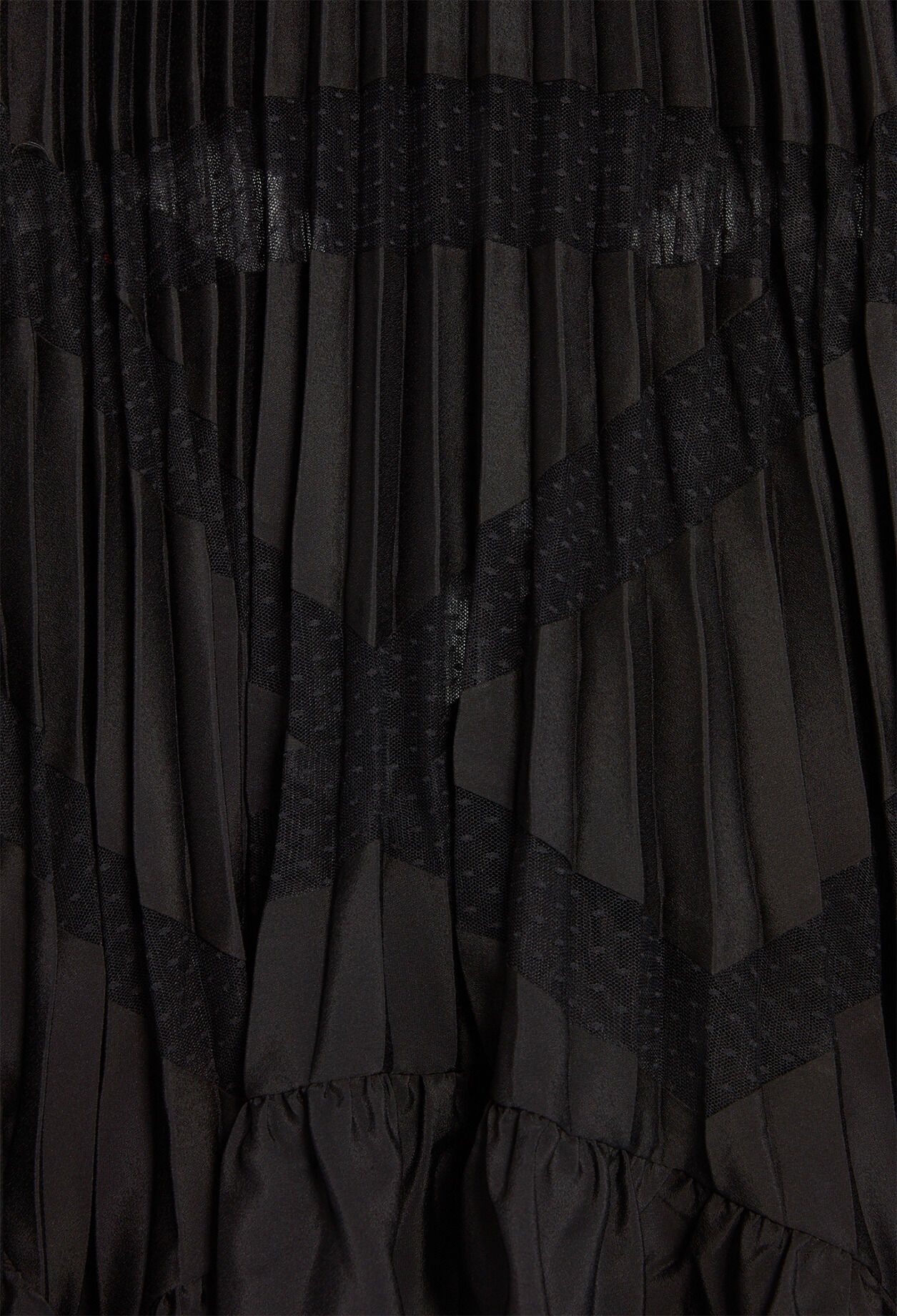 Robe noire longue plissée à volants