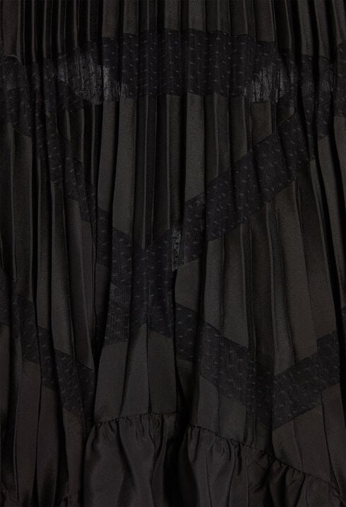 Robe noire longue plissée à volants
