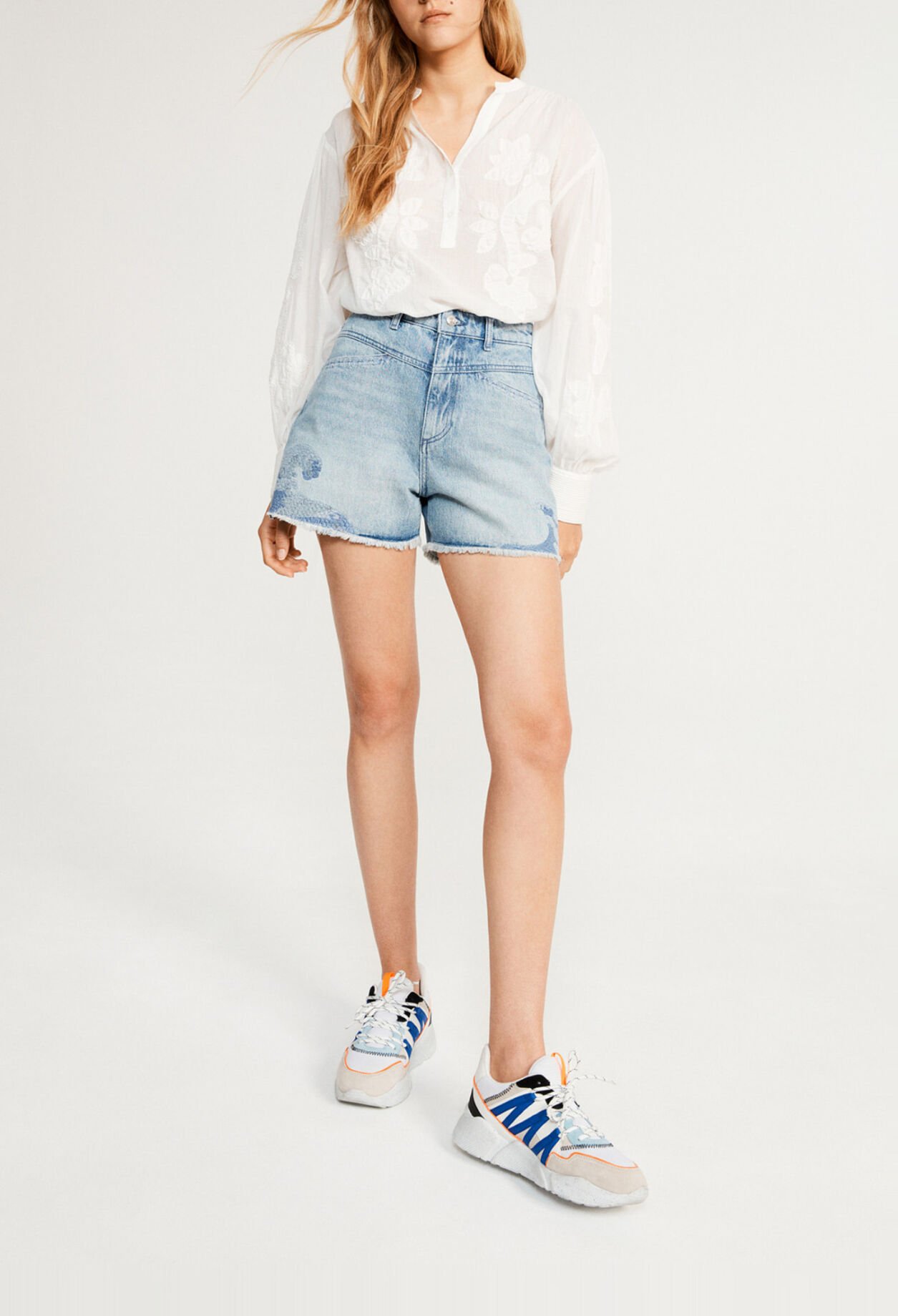 Short court en denim délavé