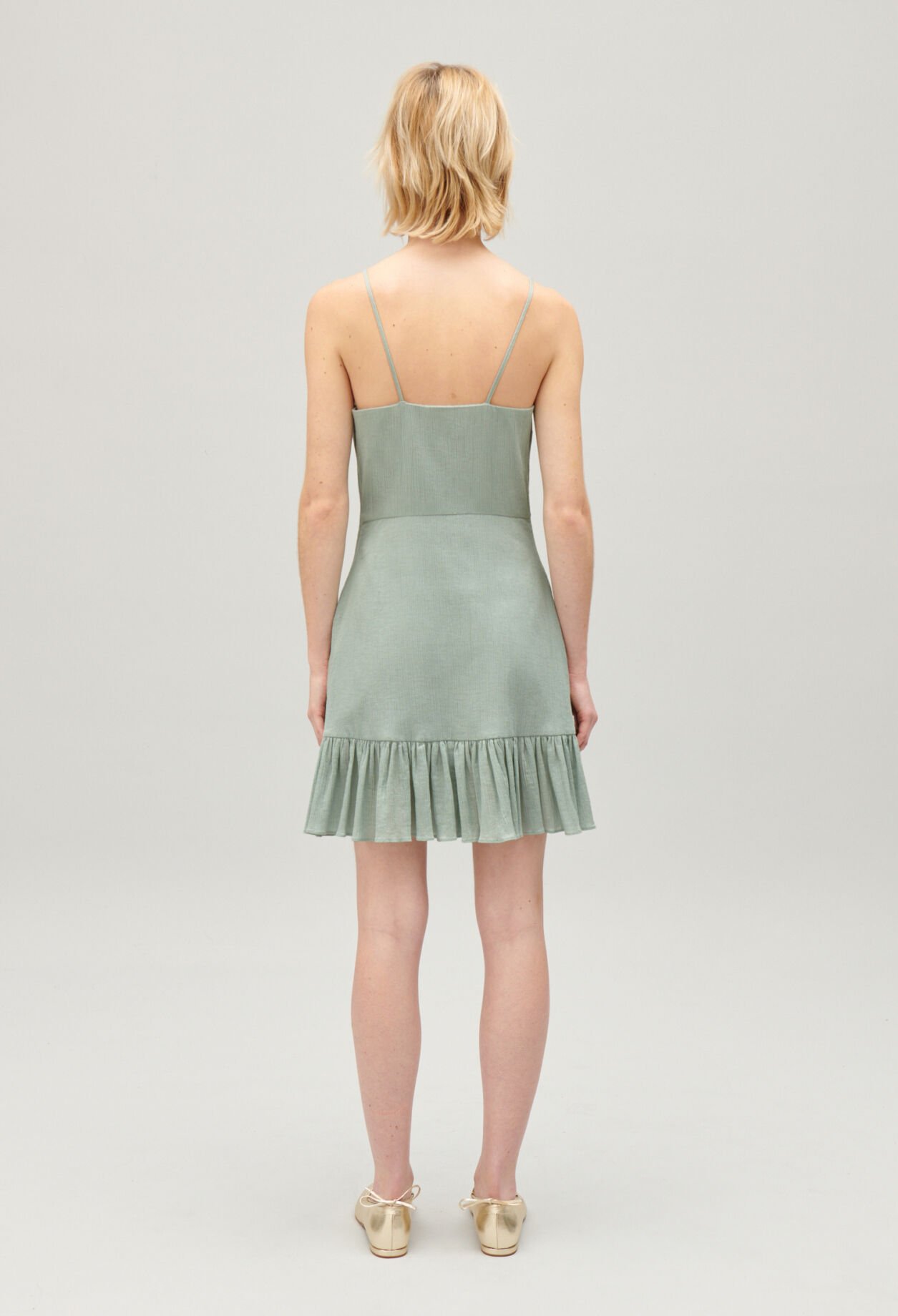 Robe courte volantée amande