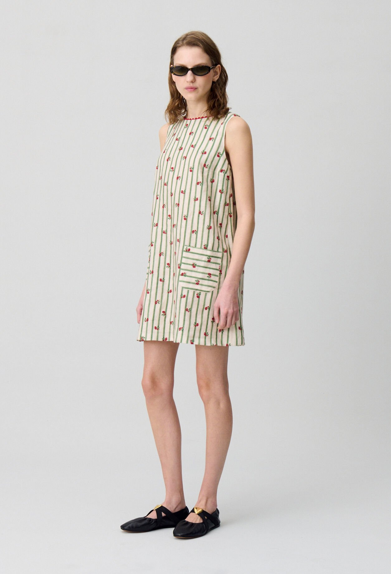 Robe courte sans manches
