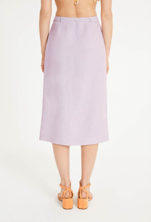 Miniskirt with slit.