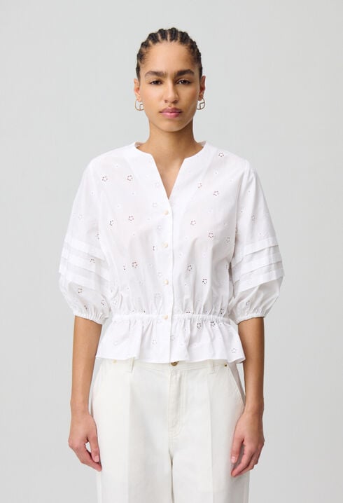 Chemise élastiquée brodée