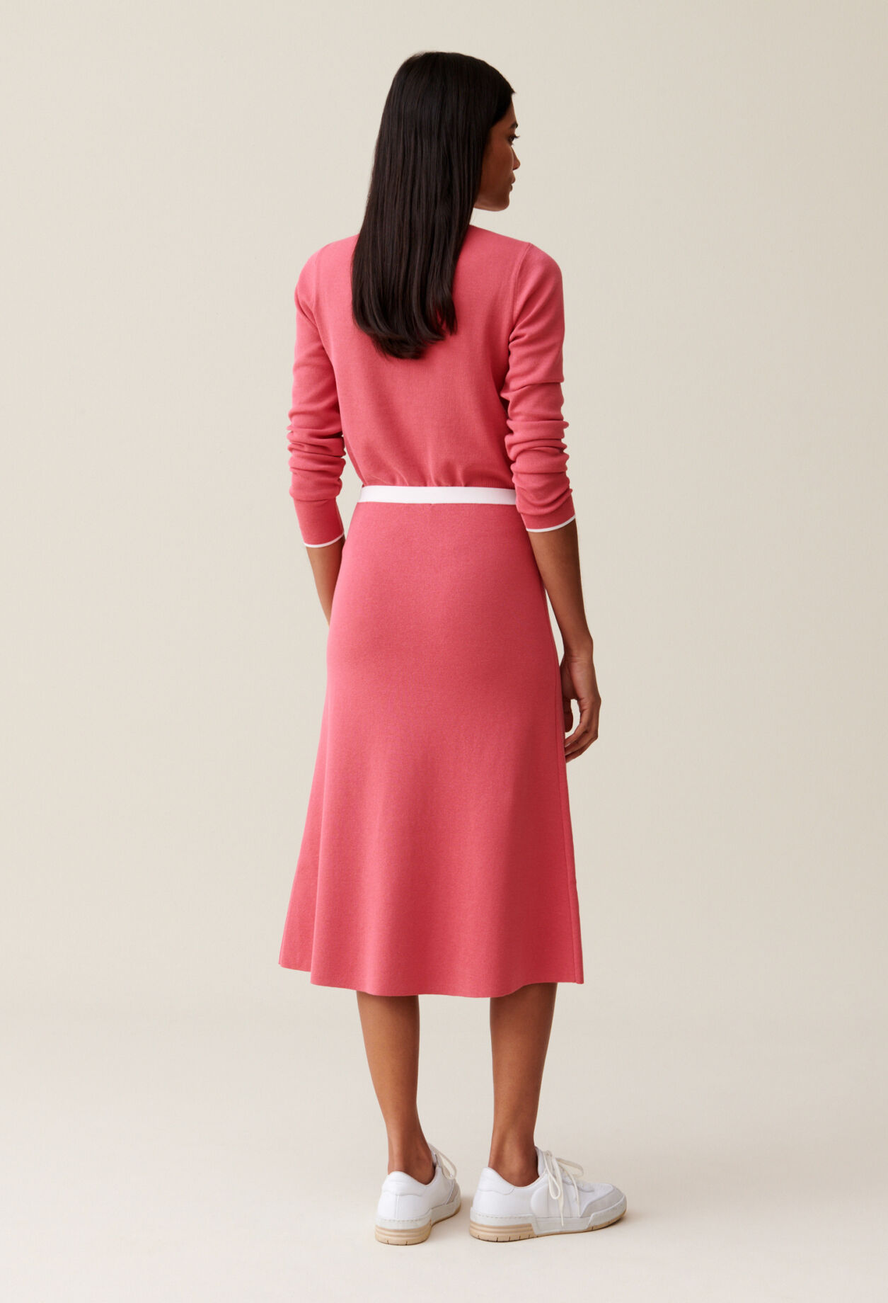 Mid-length knit skirt