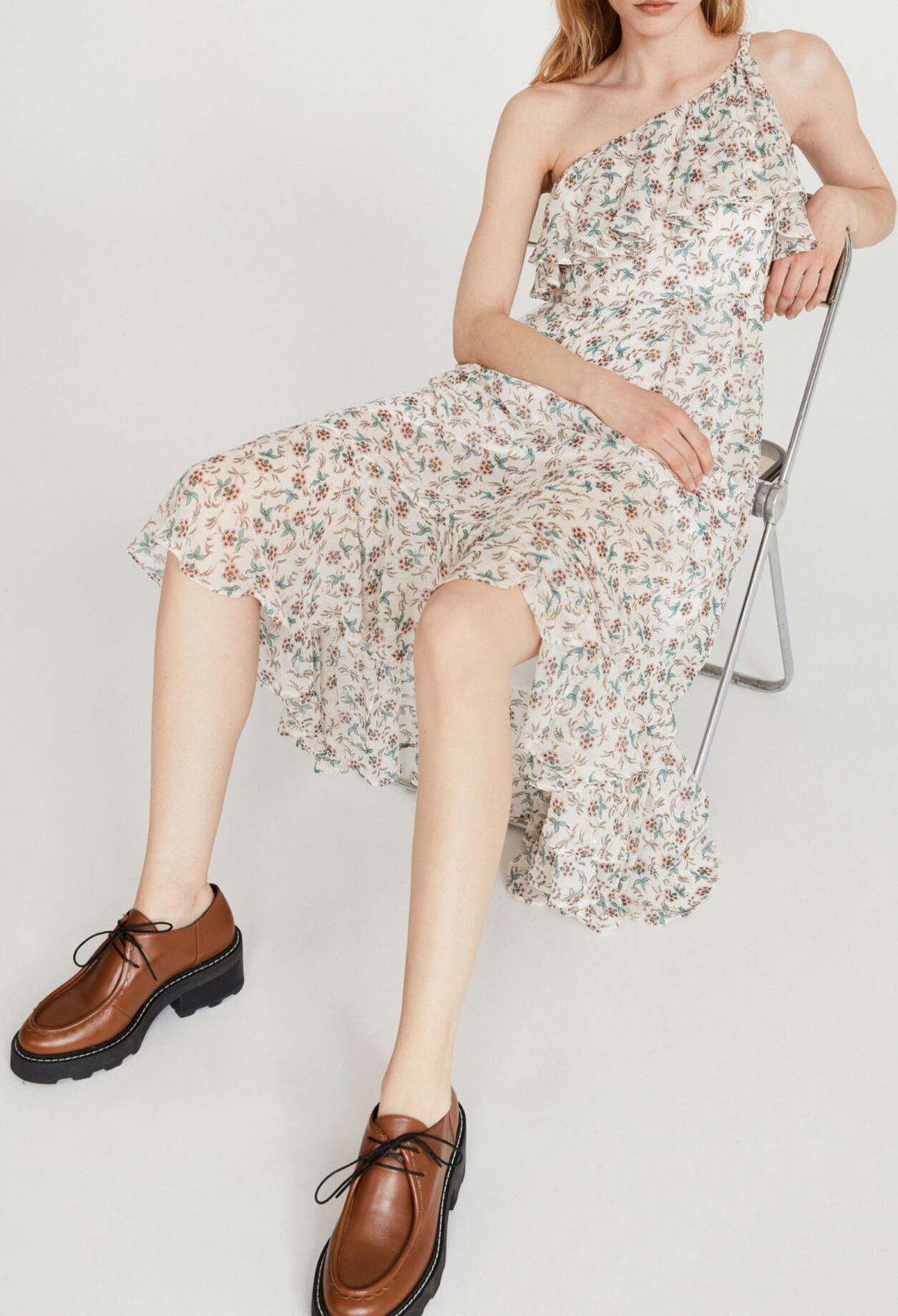 Robe asymétrique à volants