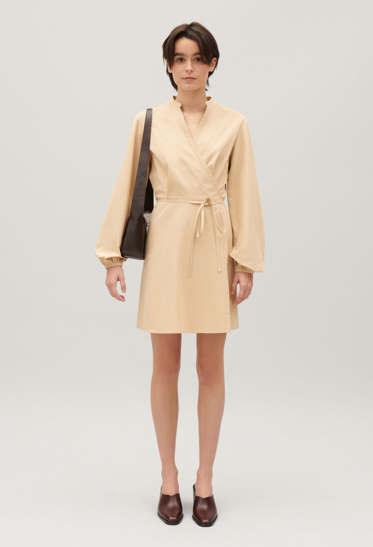 Robe courte portefeuille col mao