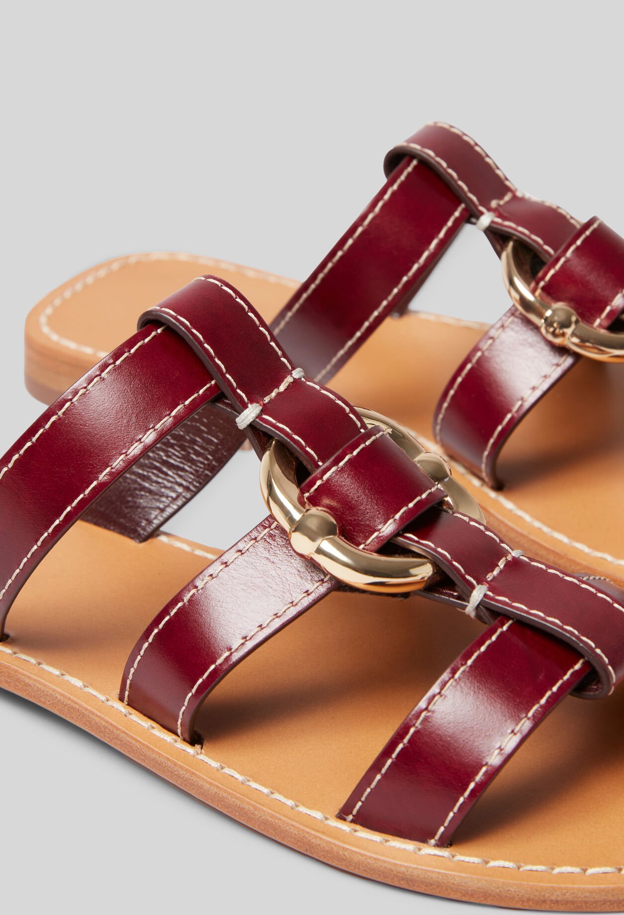 Strappy sandals with ring
