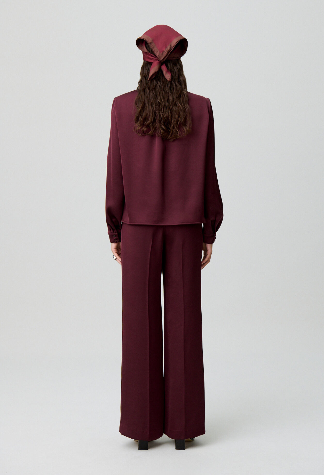 Flowy blouse with lavallière collar