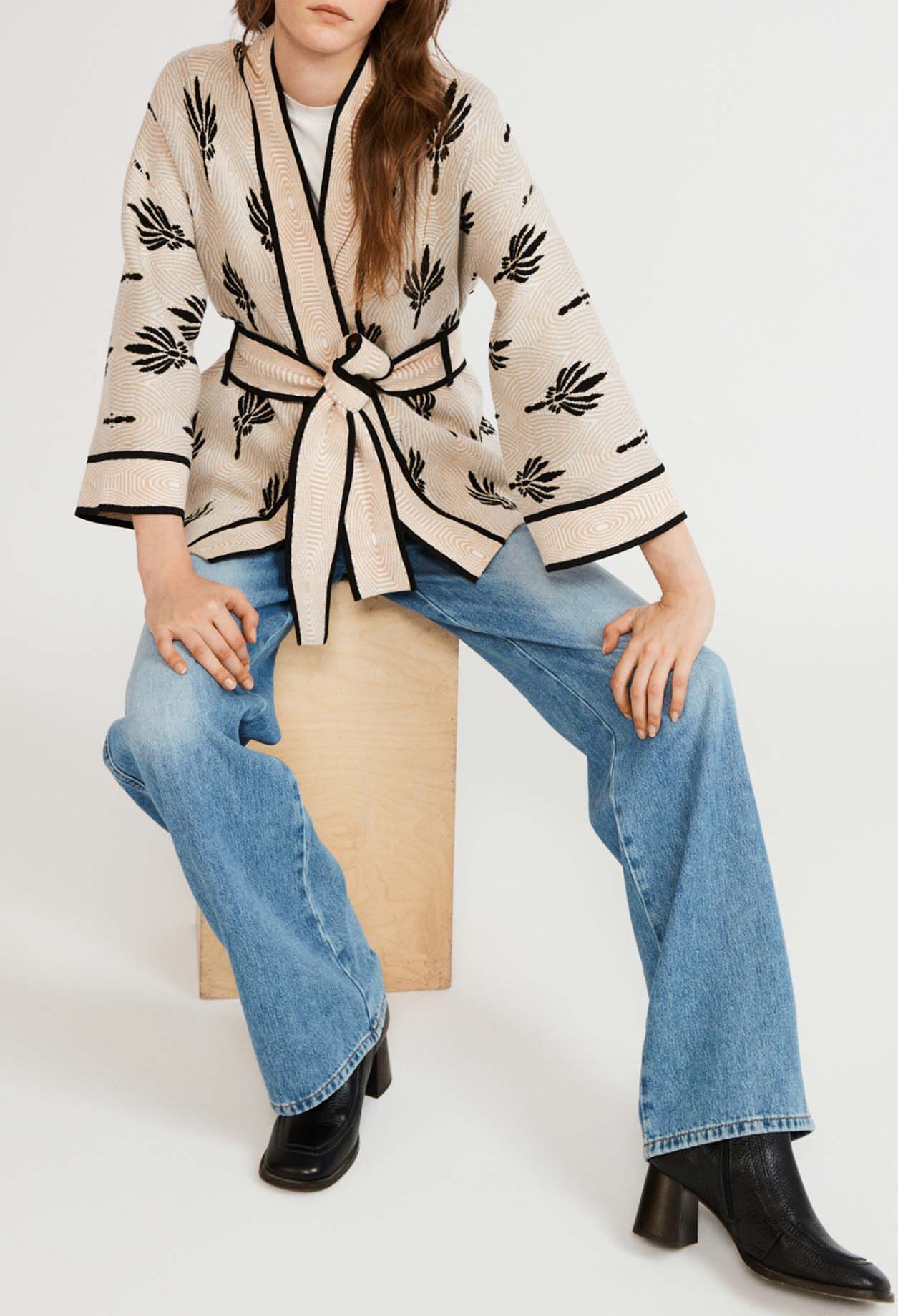Long-sleeved lightweight jacket