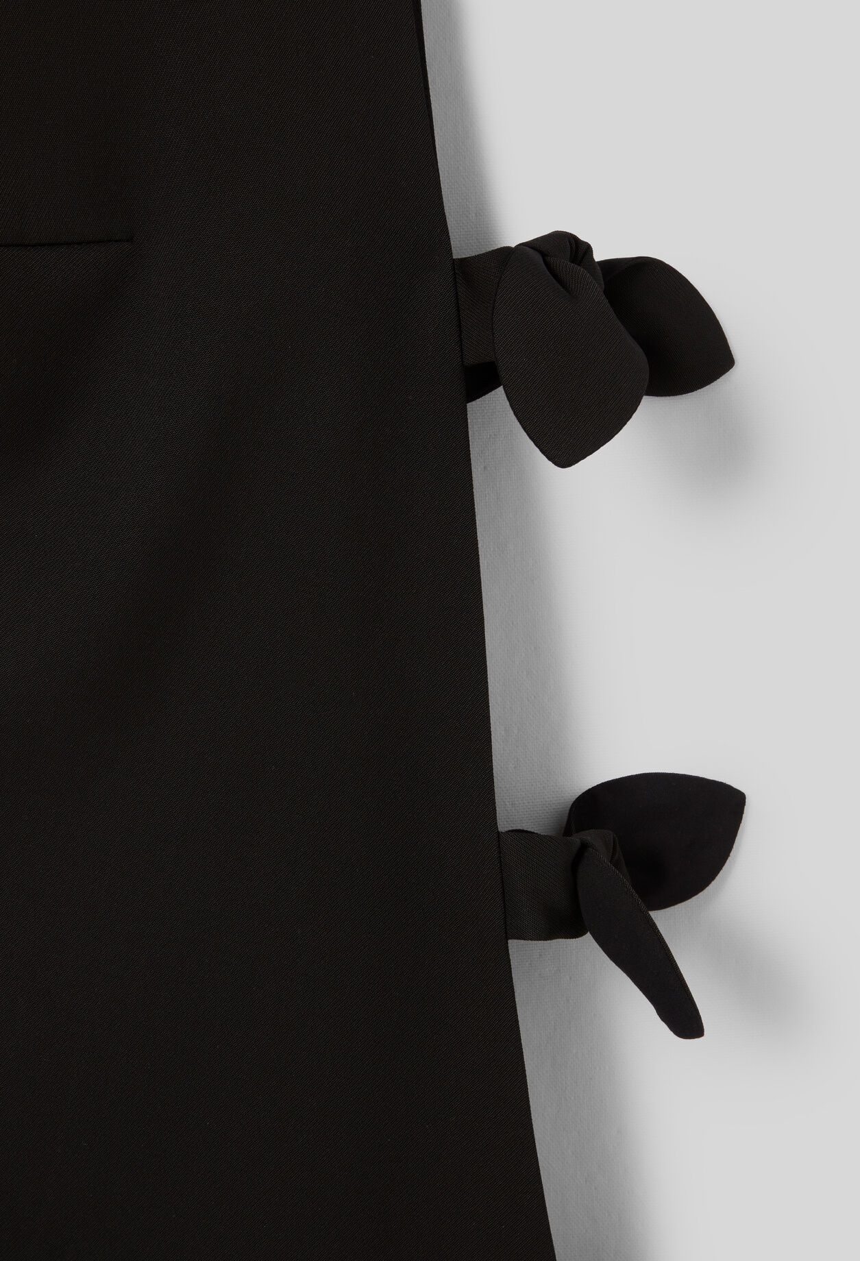 Short dress with bows