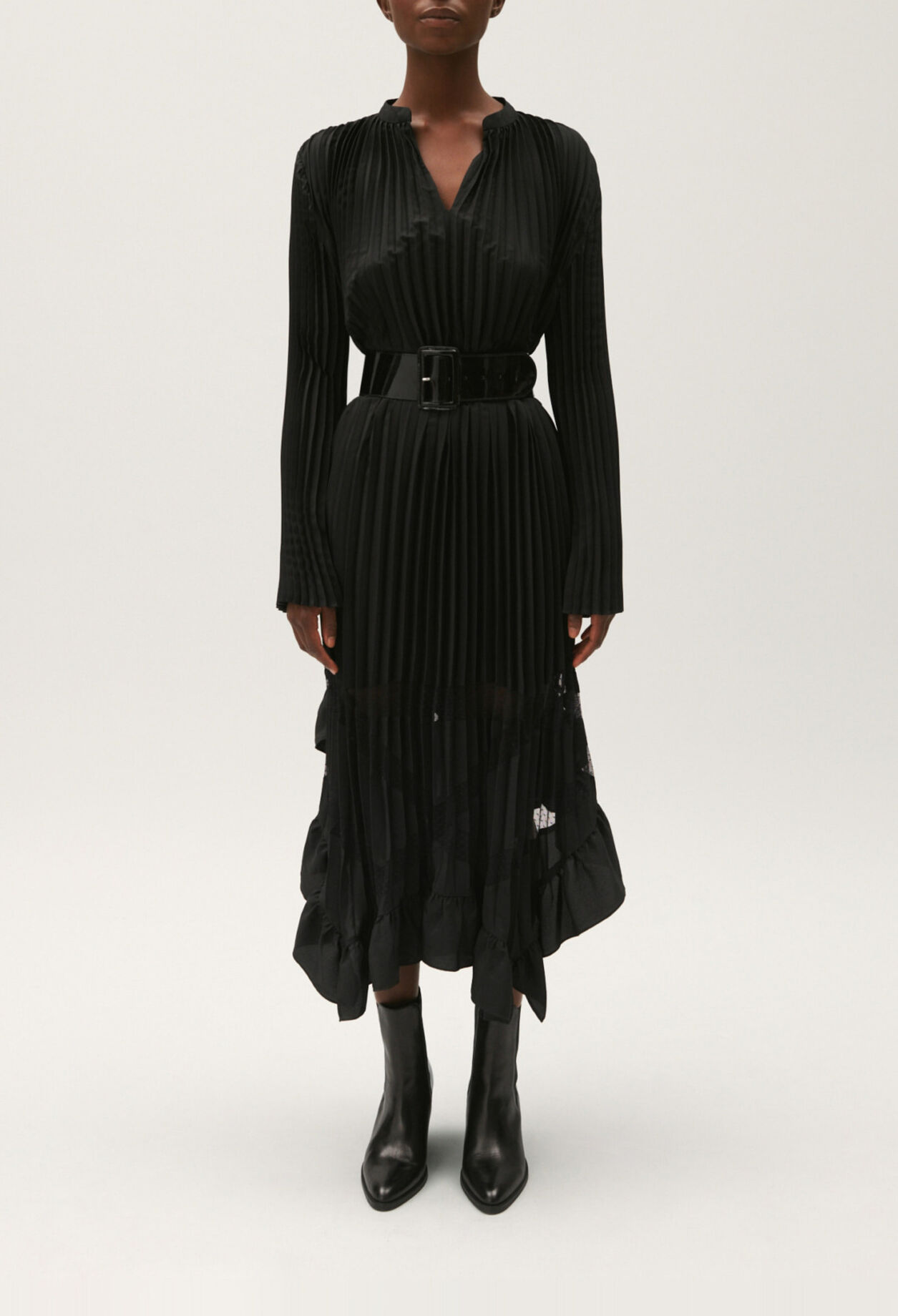 Robe noire longue plissée à volants