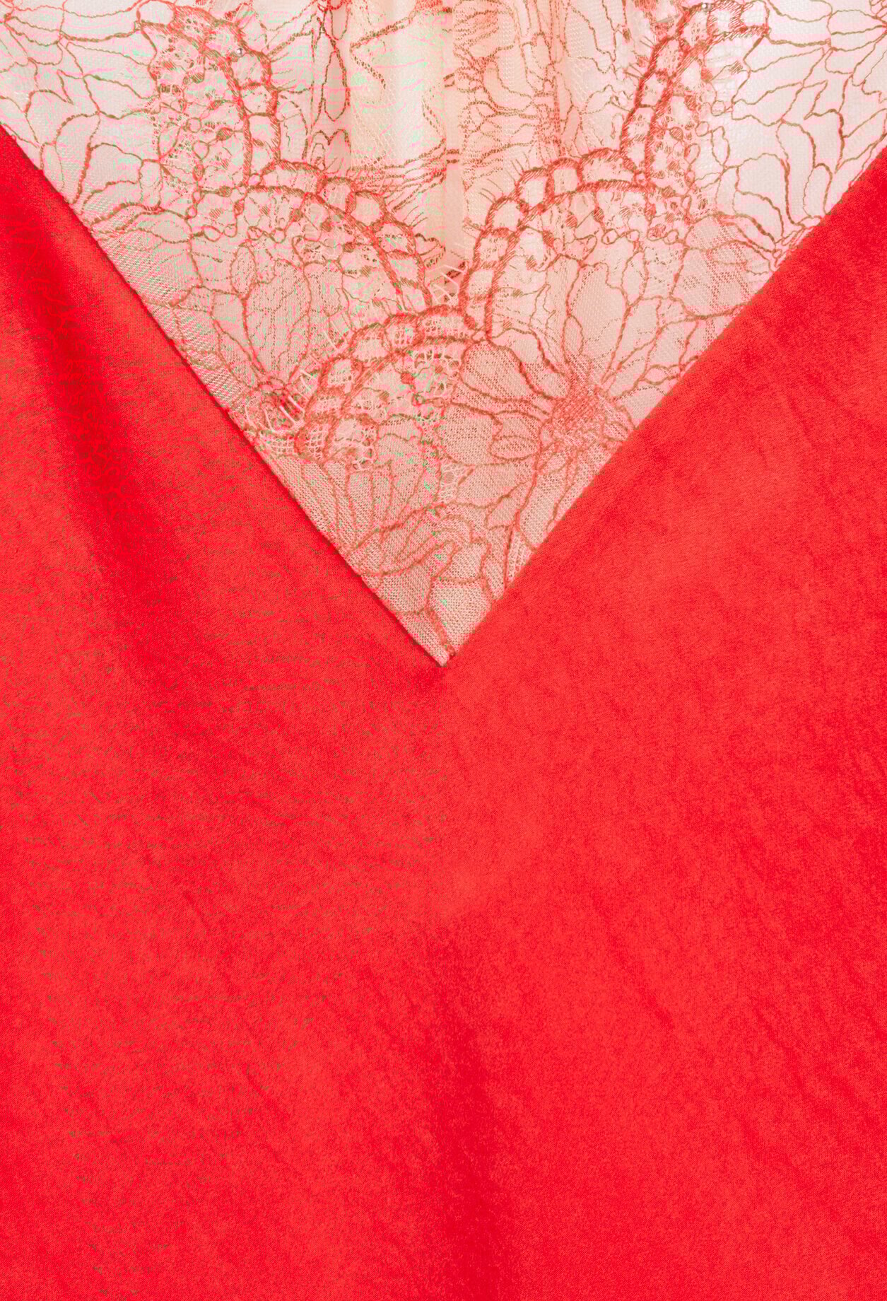 Robe fluide satin&eacute;e dentelle