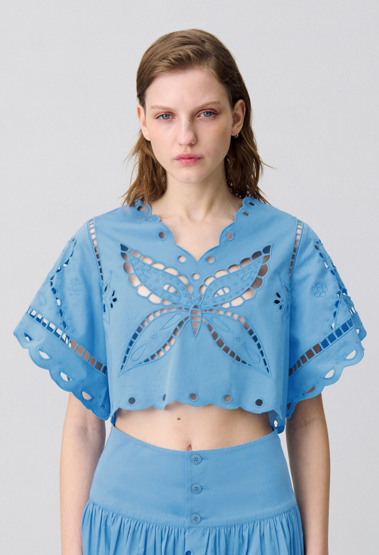 Top brodé papillon