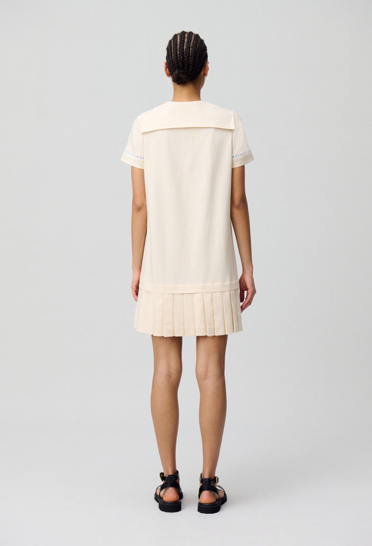 Robe courte à plis