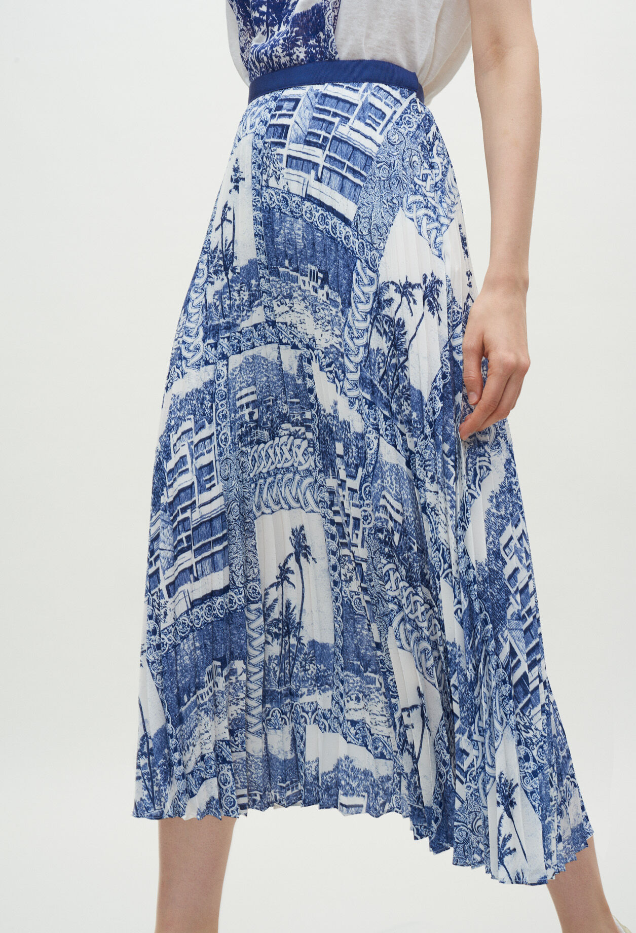 Long pleated skirt