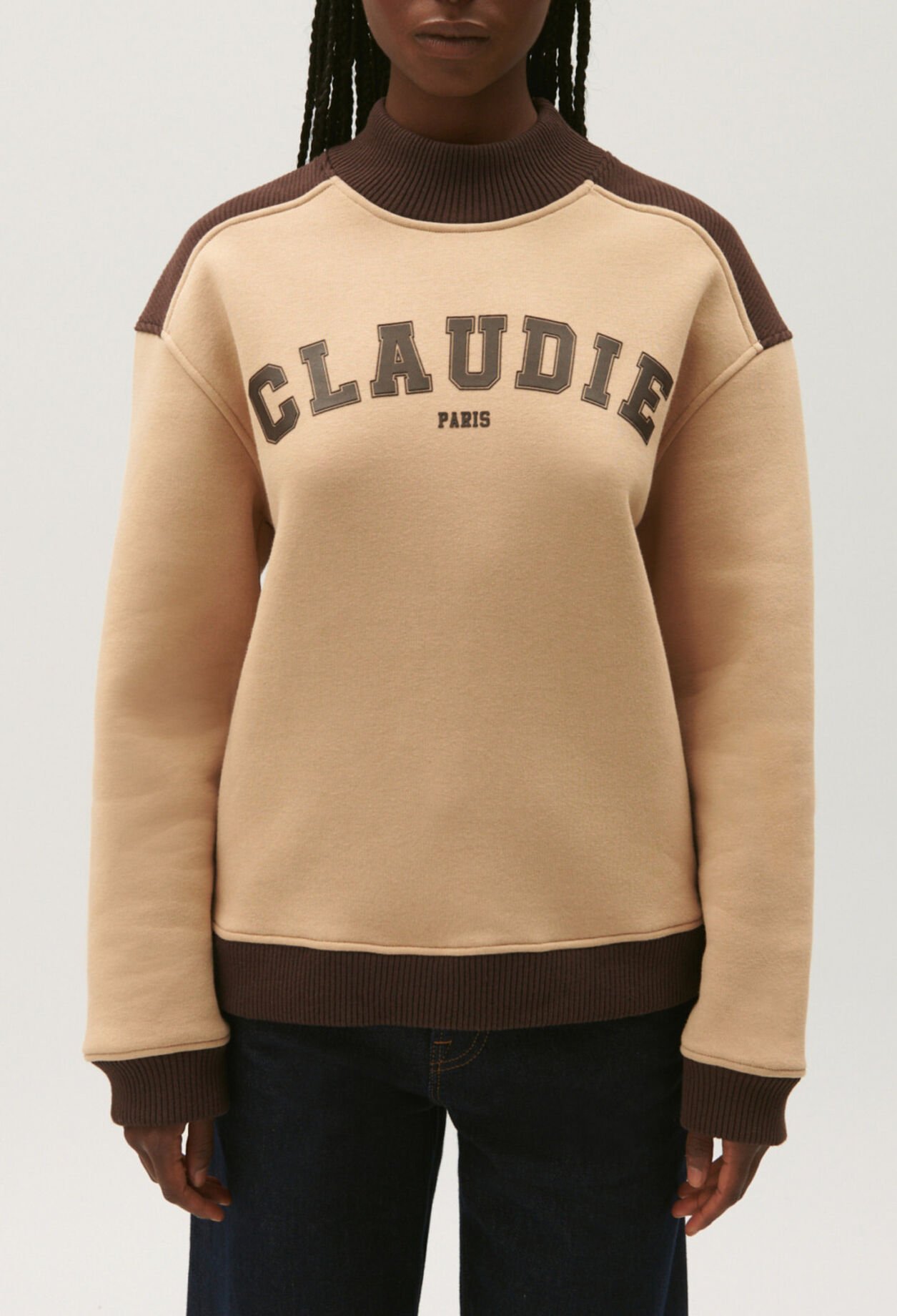 Oversized dual-tone sweatshirt.