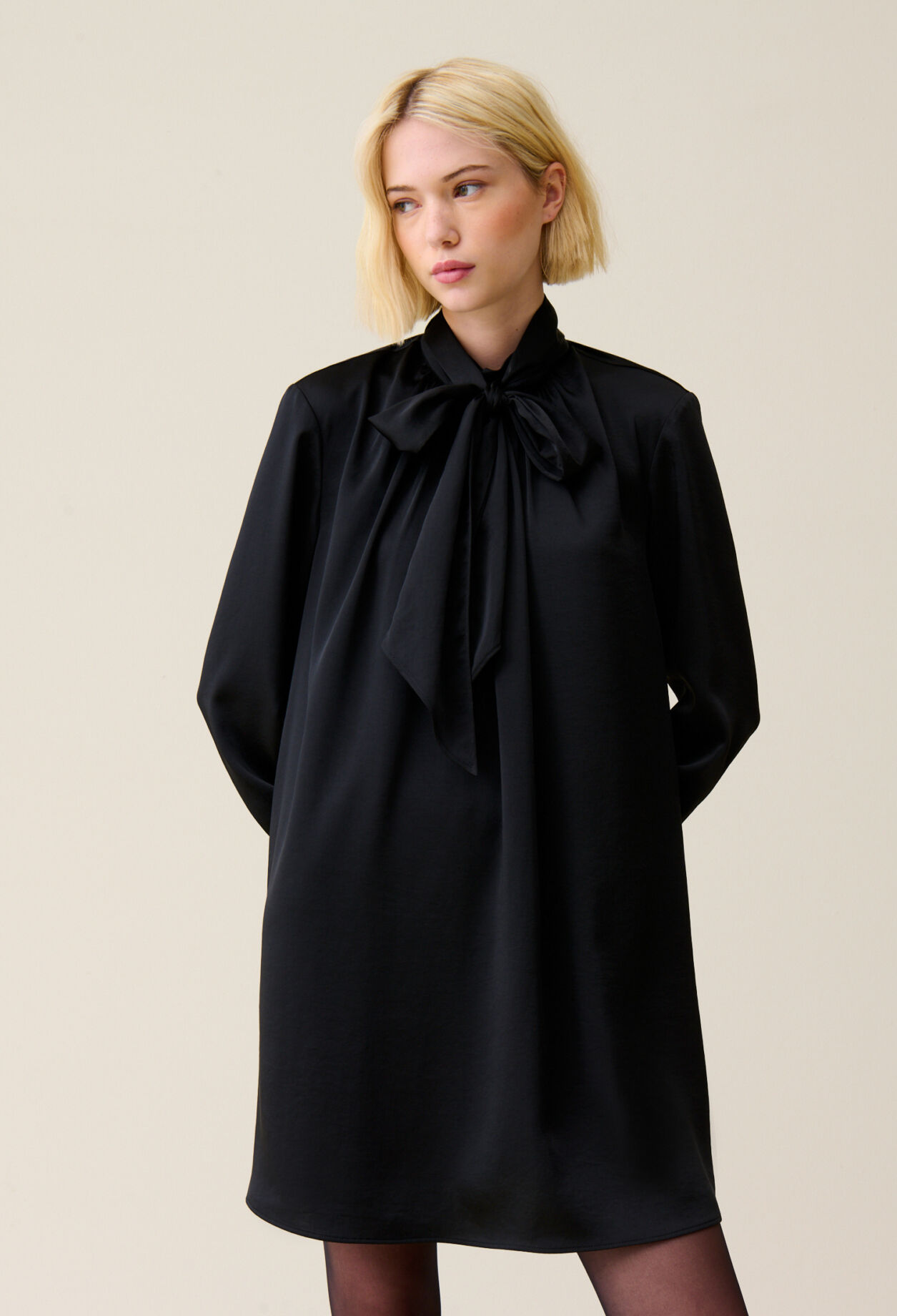 Robe fluide col lavallière noir