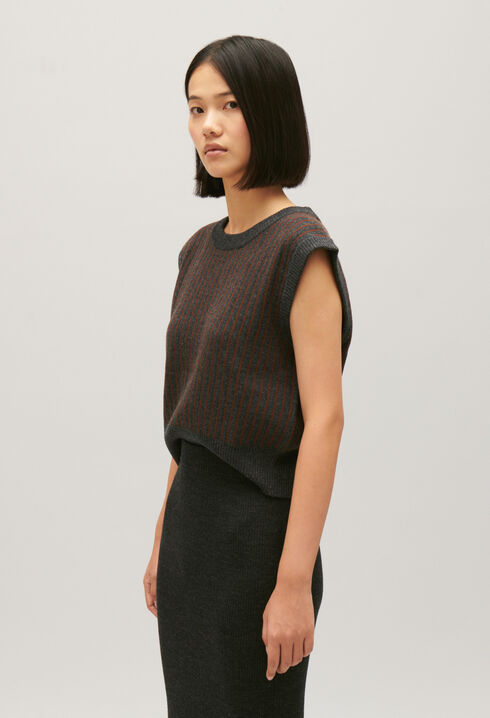 Sleeveless stripy knit jumper