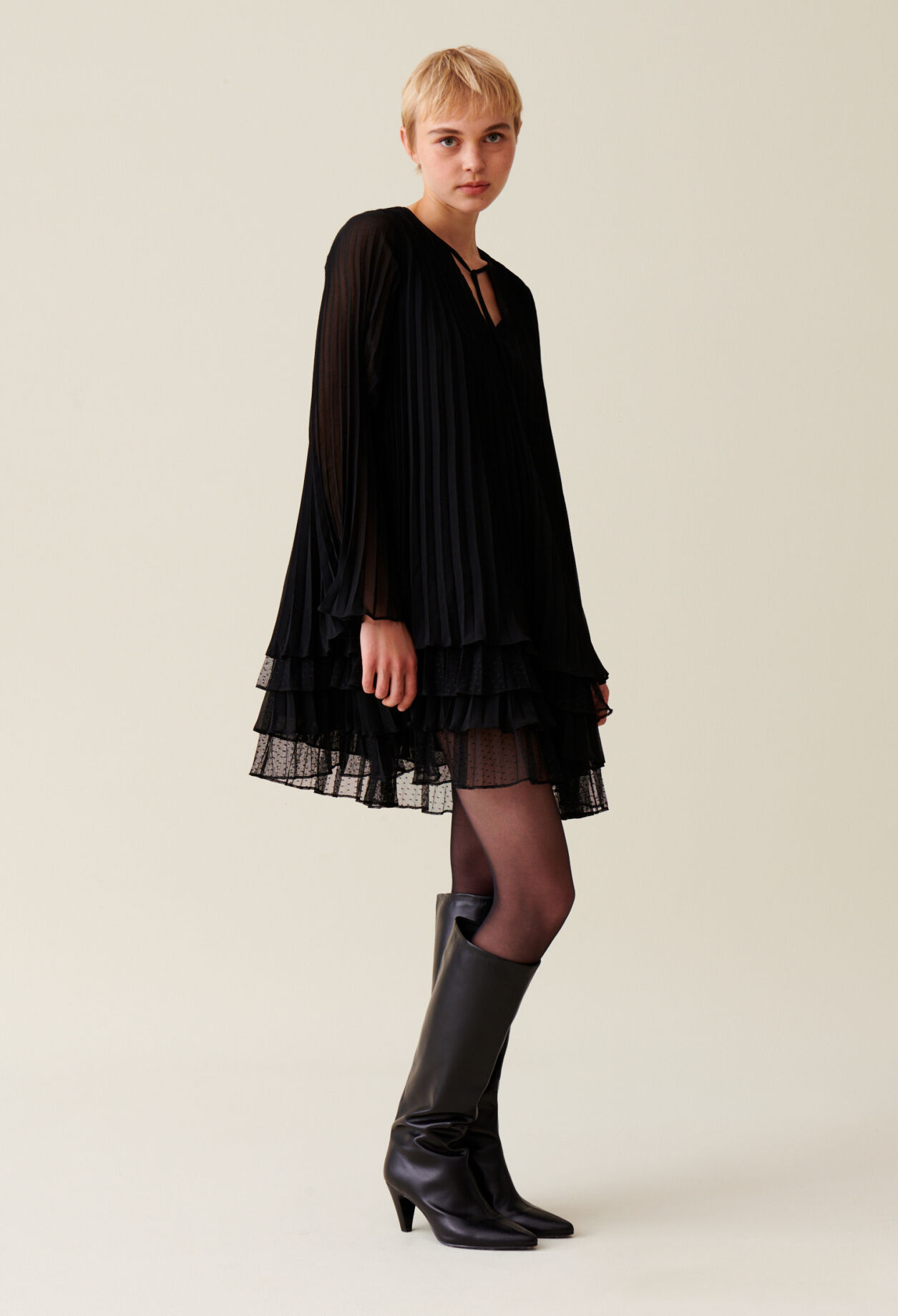 Robe courte noire volantée