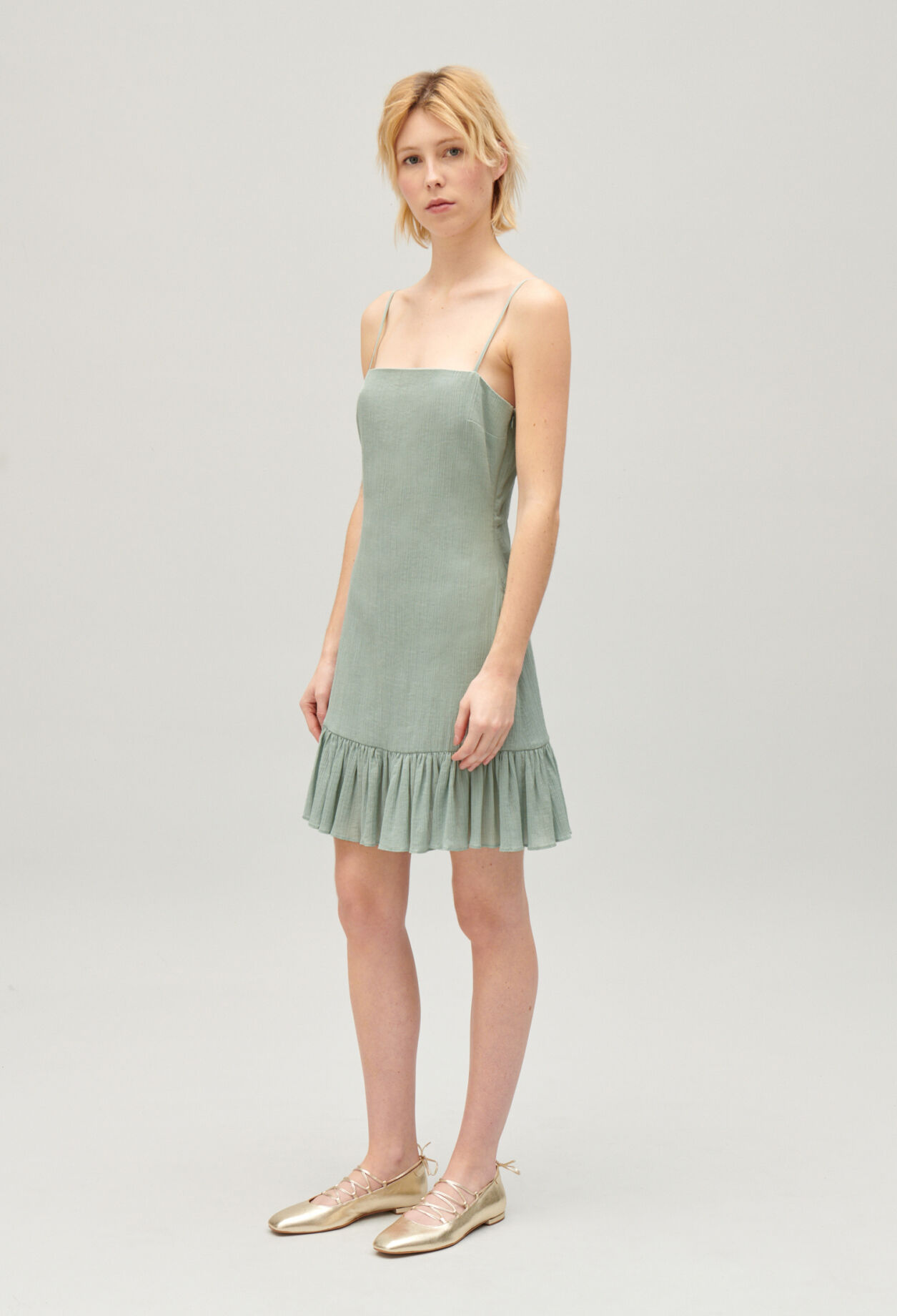 Robe courte volantée amande